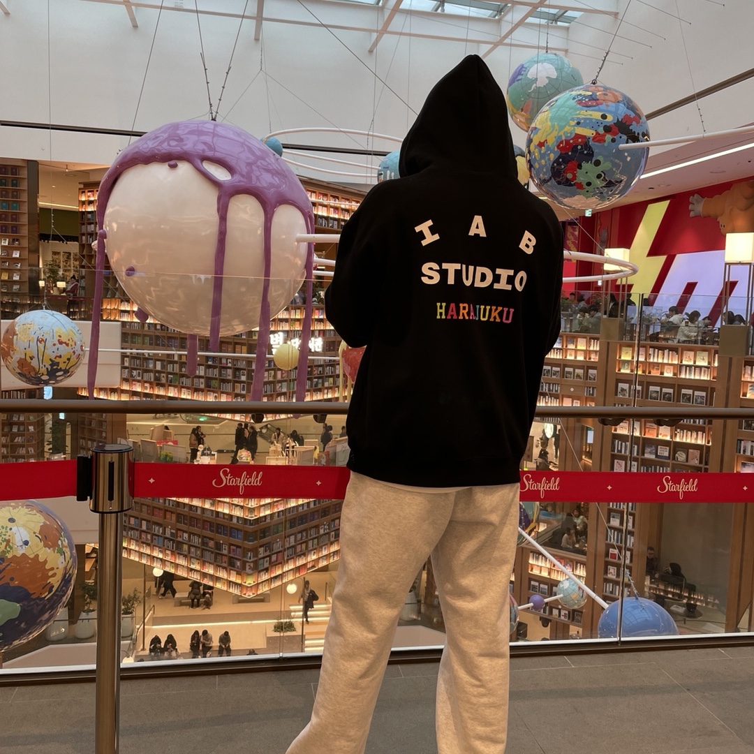 IAB Studio Harajuku Hoodie Black - Harajuku Exclusive 착용 스타일