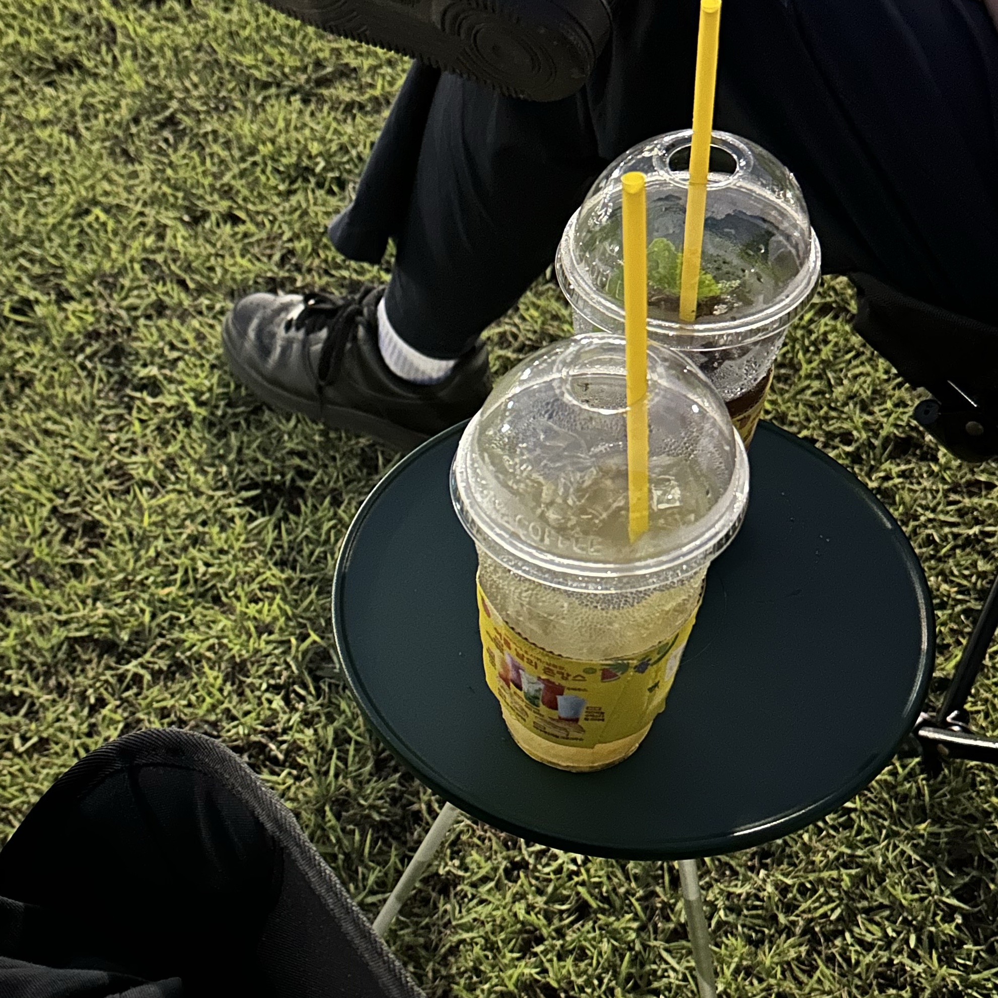 Starbucks x Helinox Side Table Green 착용 스타일