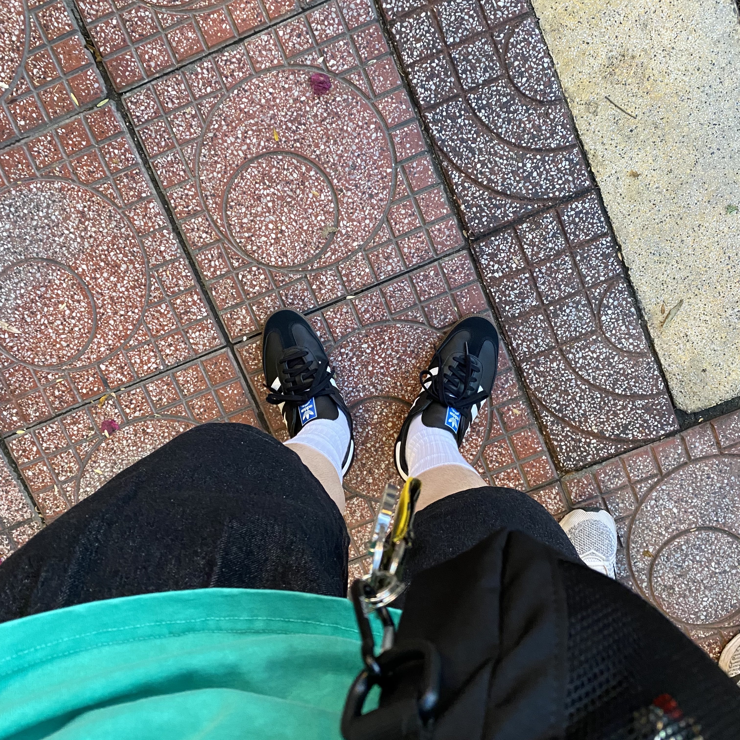 Adidas Samba OG Black White Gum, Supreme Webbing Keychain Yellow Camo - 23SS 착용 스타일 - 1