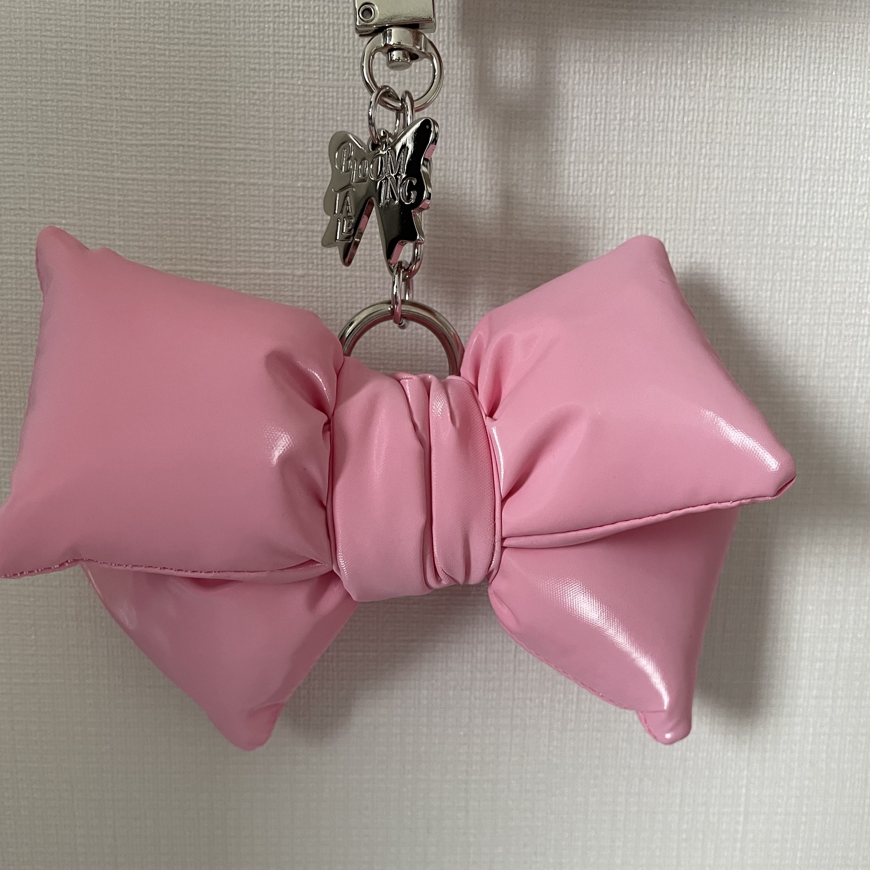 Bloomingtale Padded Ribbon Keyring Glossy Pink 착용 스타일