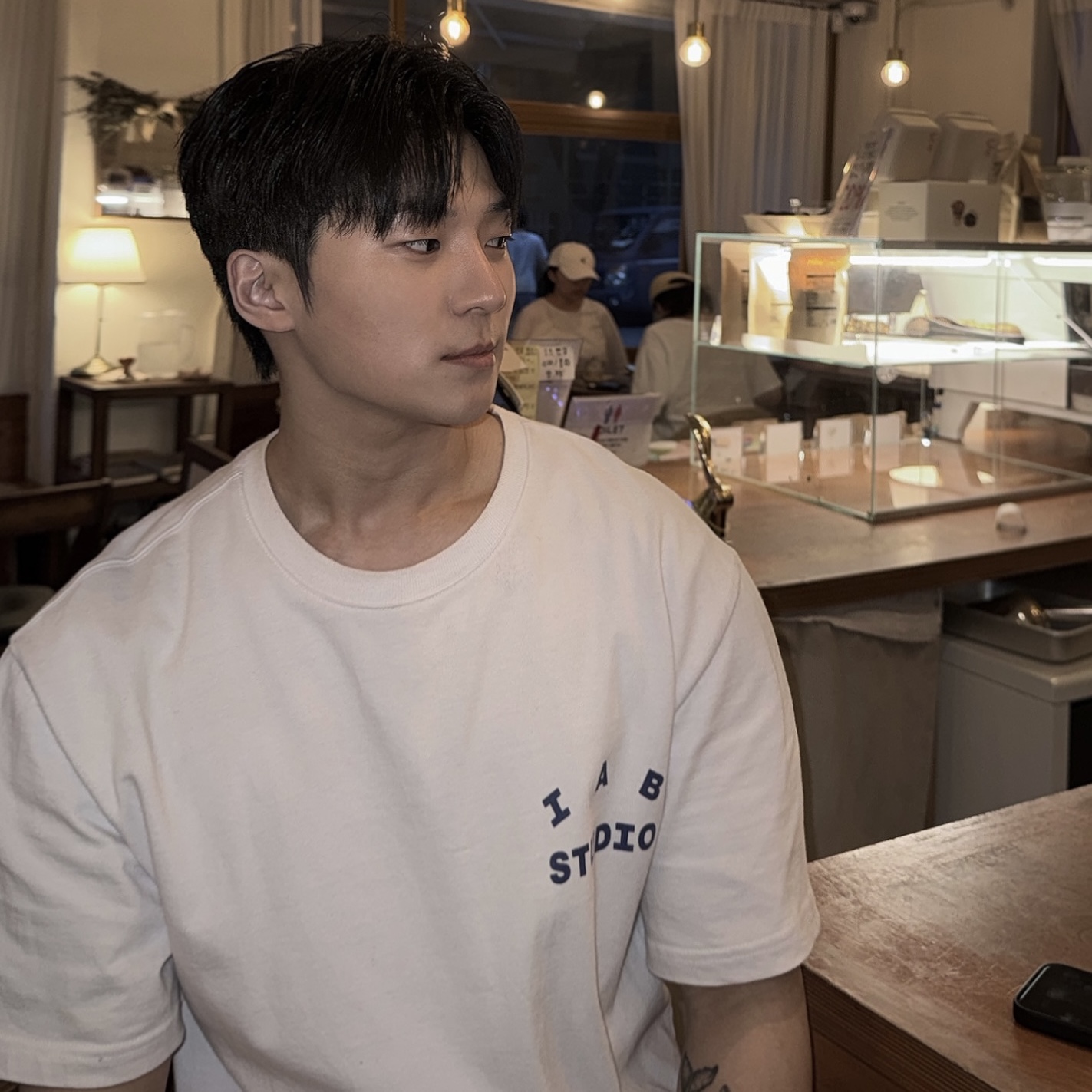 IAB Studio T-Shirt White Navy - 22FW, IAB Studio 10th Anniversary T-Shirt White 착용 스타일 - 1