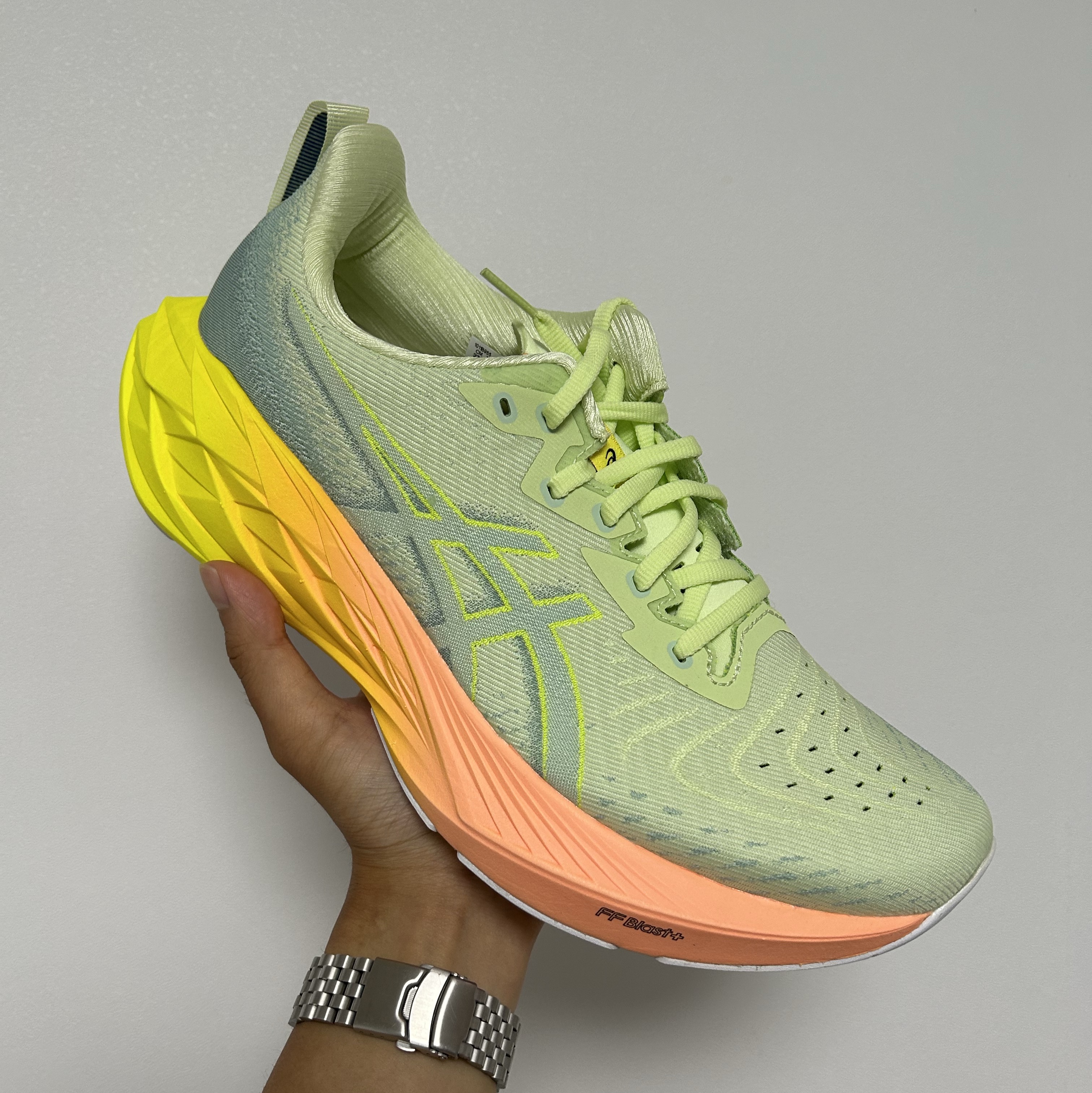 (W) Asics Novablast 4 Cool Matcha Safety Yellow 착용 스타일
