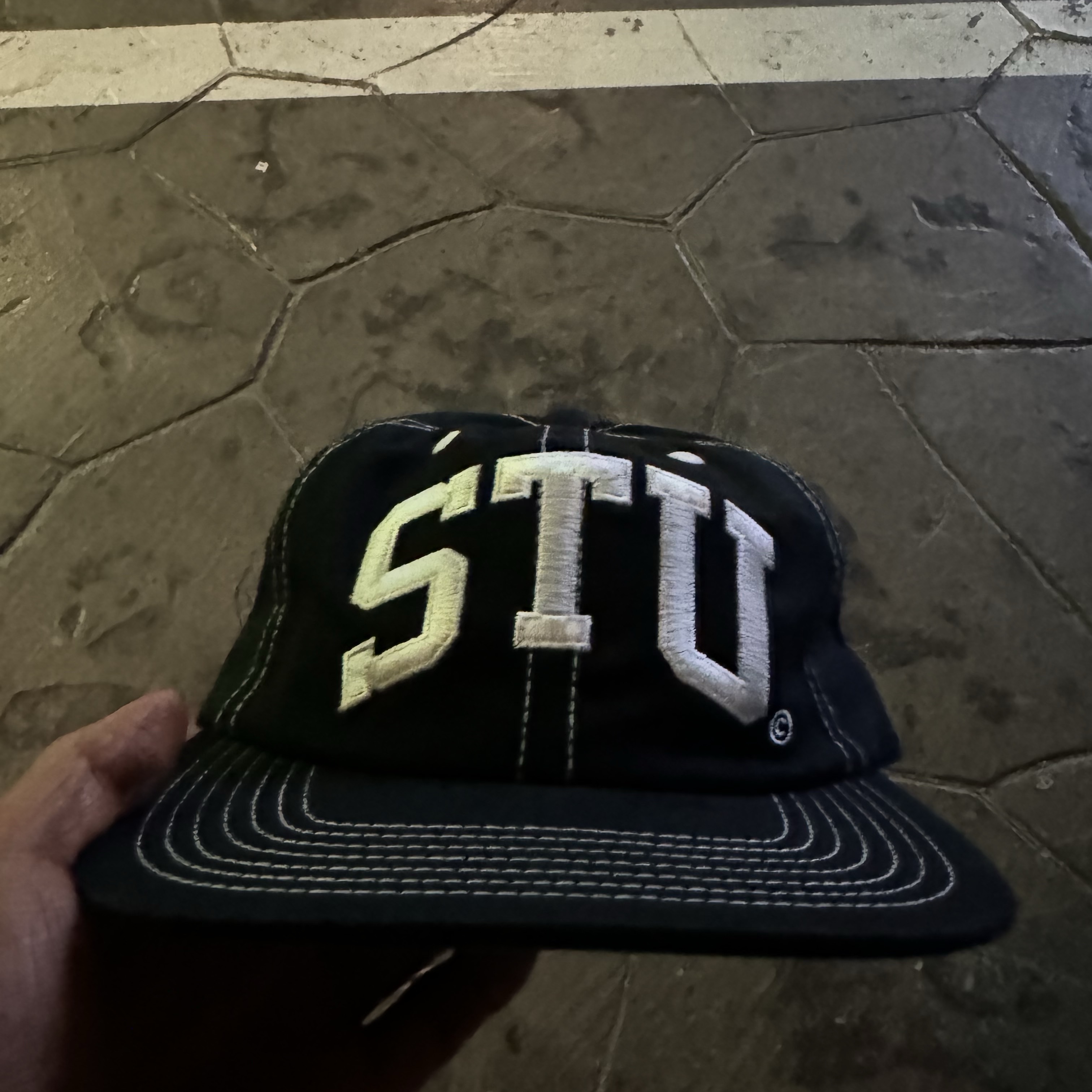 Stussy Mid-Depth Stu Arch Strapback Cap True Black 착용 스타일