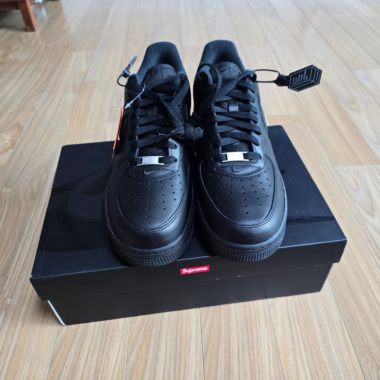 Nike x Supreme Air Force 1 Low Black 착용 스타일 - 4