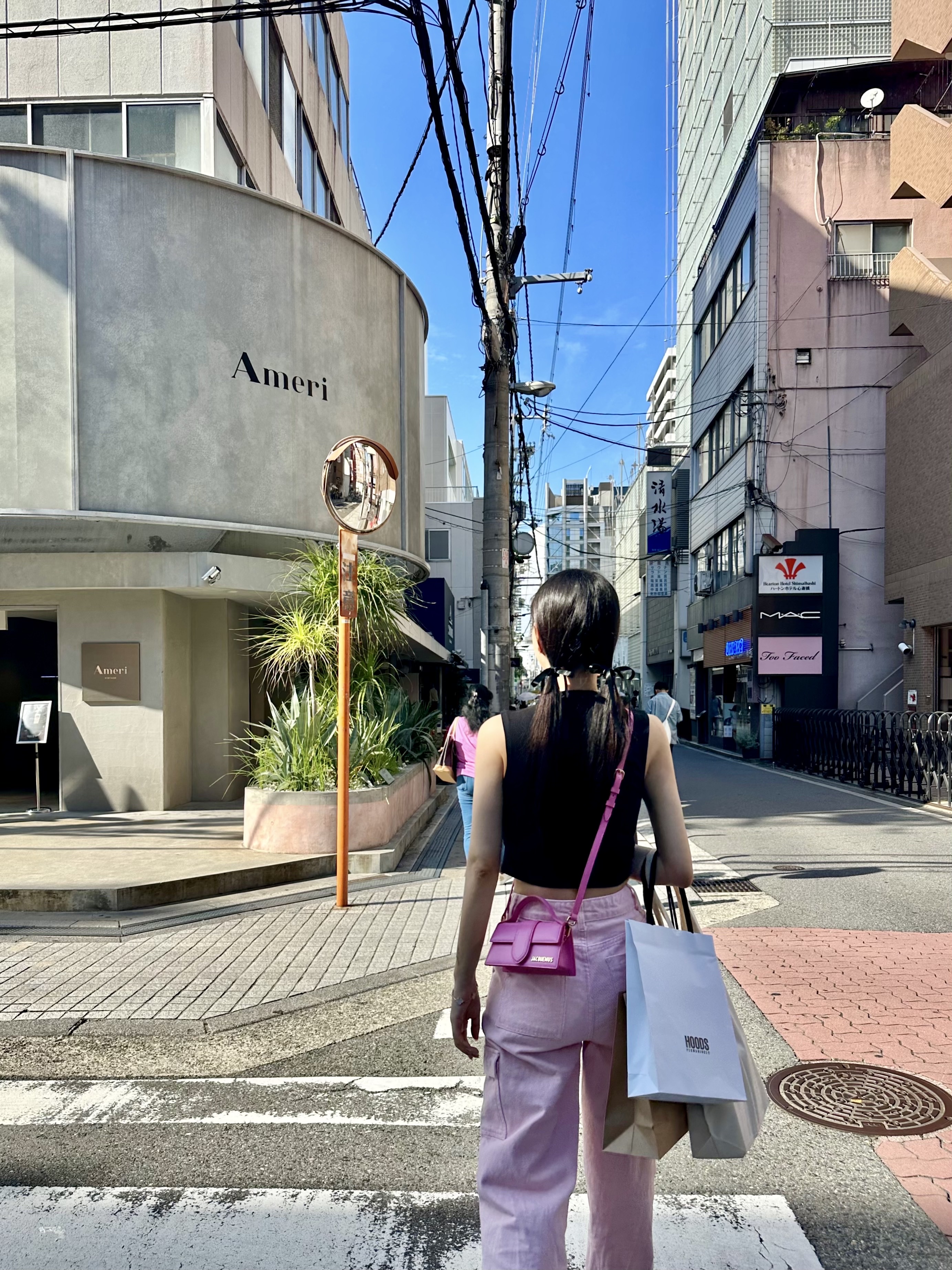 Jacquemus Le Bambino Small Flap Bag Neon Pink, Vivienne Westwood Mini Pearl Bas Relief Necklace Silver 착용 스타일 - 3