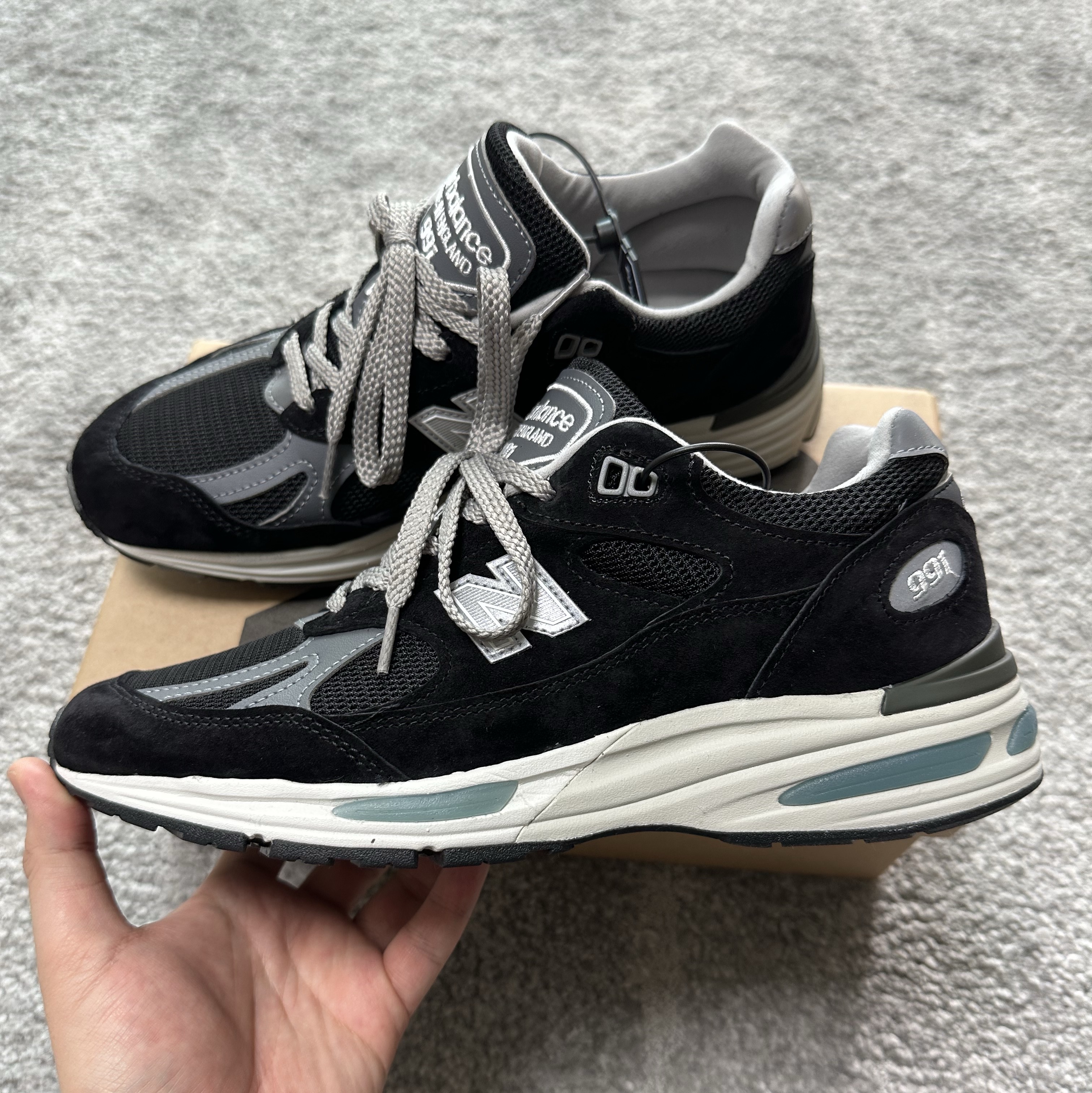 New Balance 991v2 Made in UK Black 착용 스타일 - 2