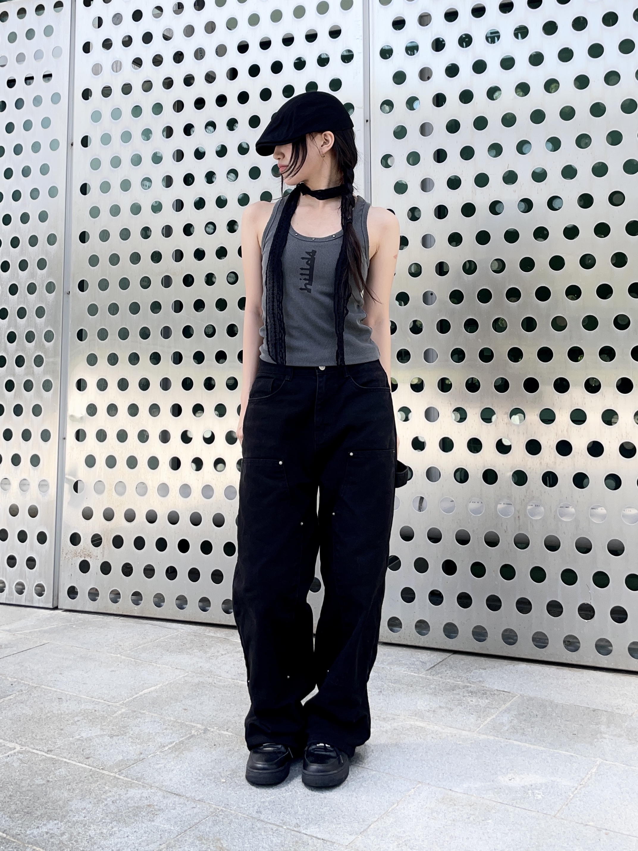 (W) Nike Air Force 1 '07 Low Triple Black, BORN TO WIN Symbol B Pigment Ribbed Sleeveless Charcoal 착용 스타일 - 1