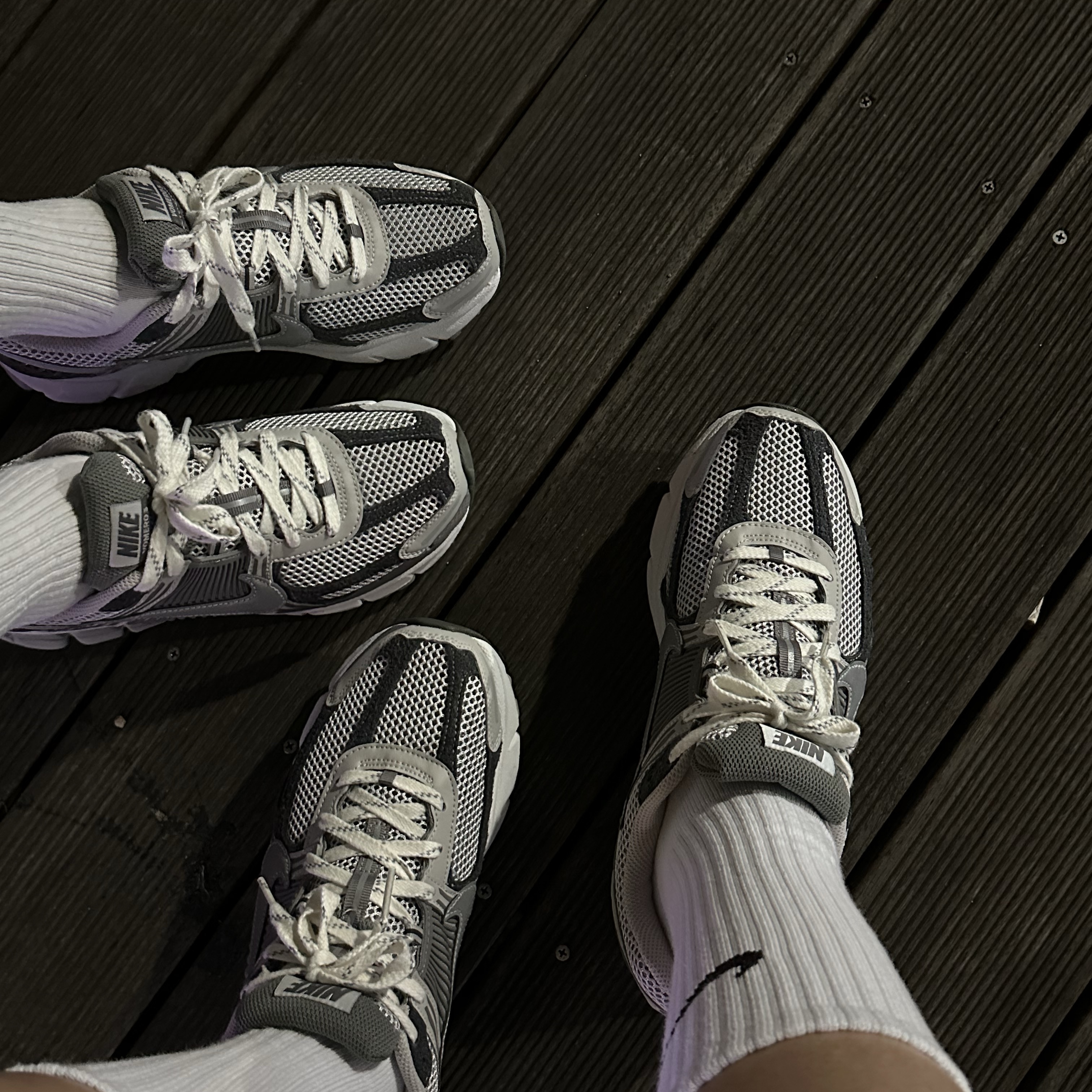 Nike Zoom Vomero 5 PRM Light Iron Ore and Flat Fewter 착용 스타일