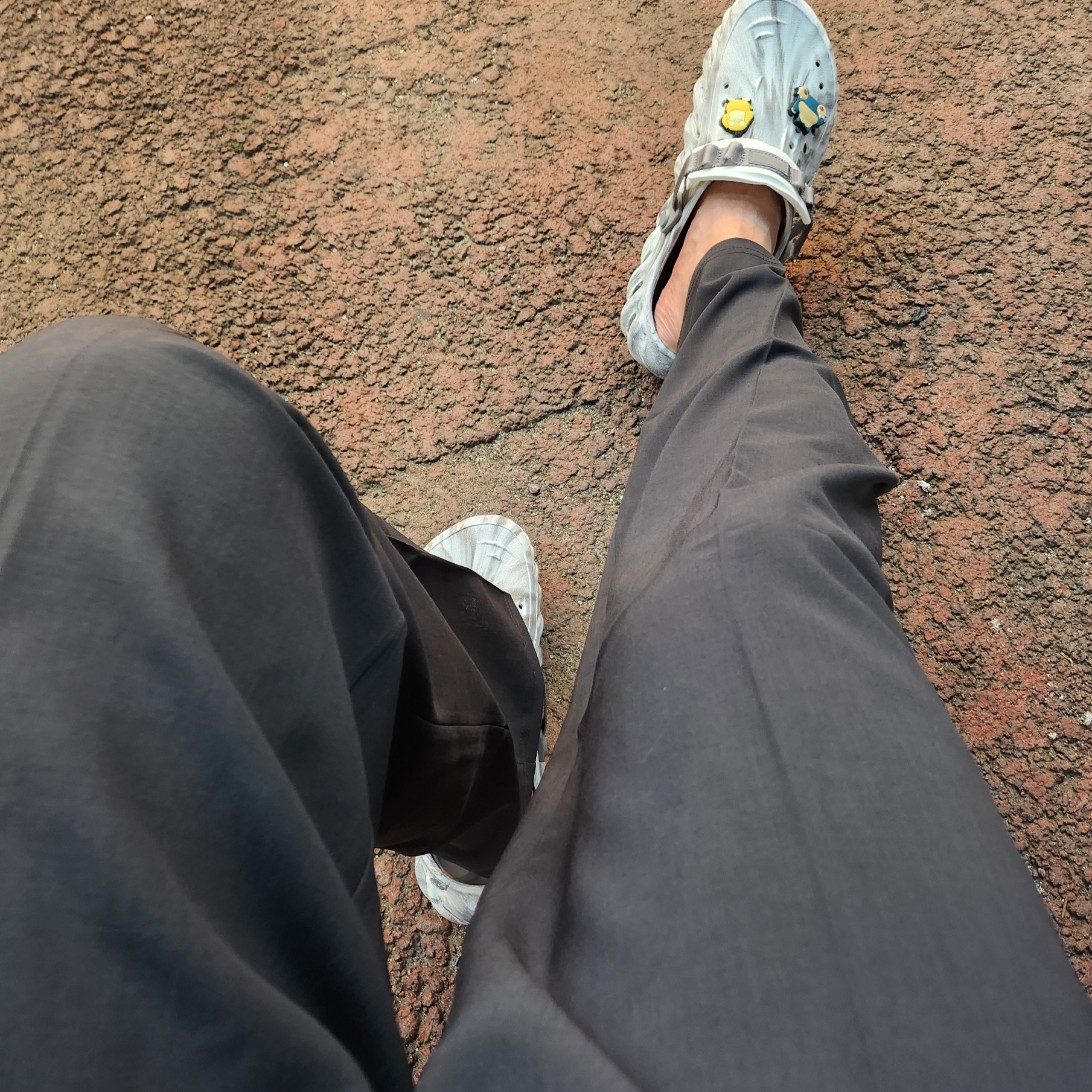 Crocs Echo Marbled Clog Moonlight Multi 착용 스타일 - 1