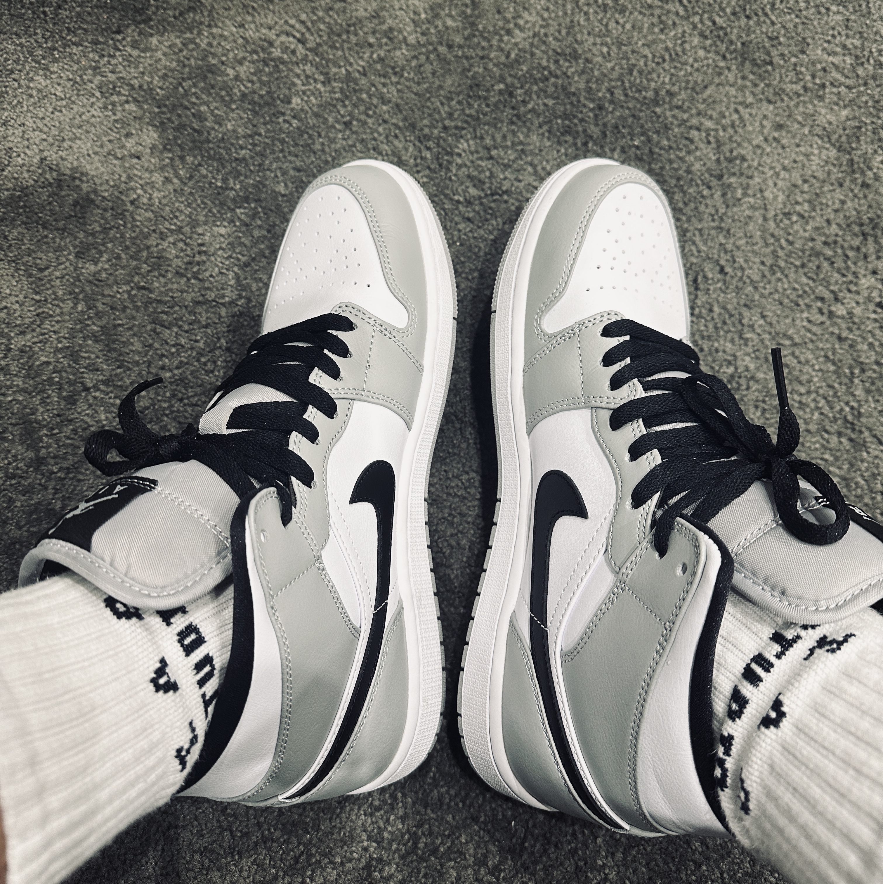 Jordan 1 Mid Light Smoke Grey 착용 스타일