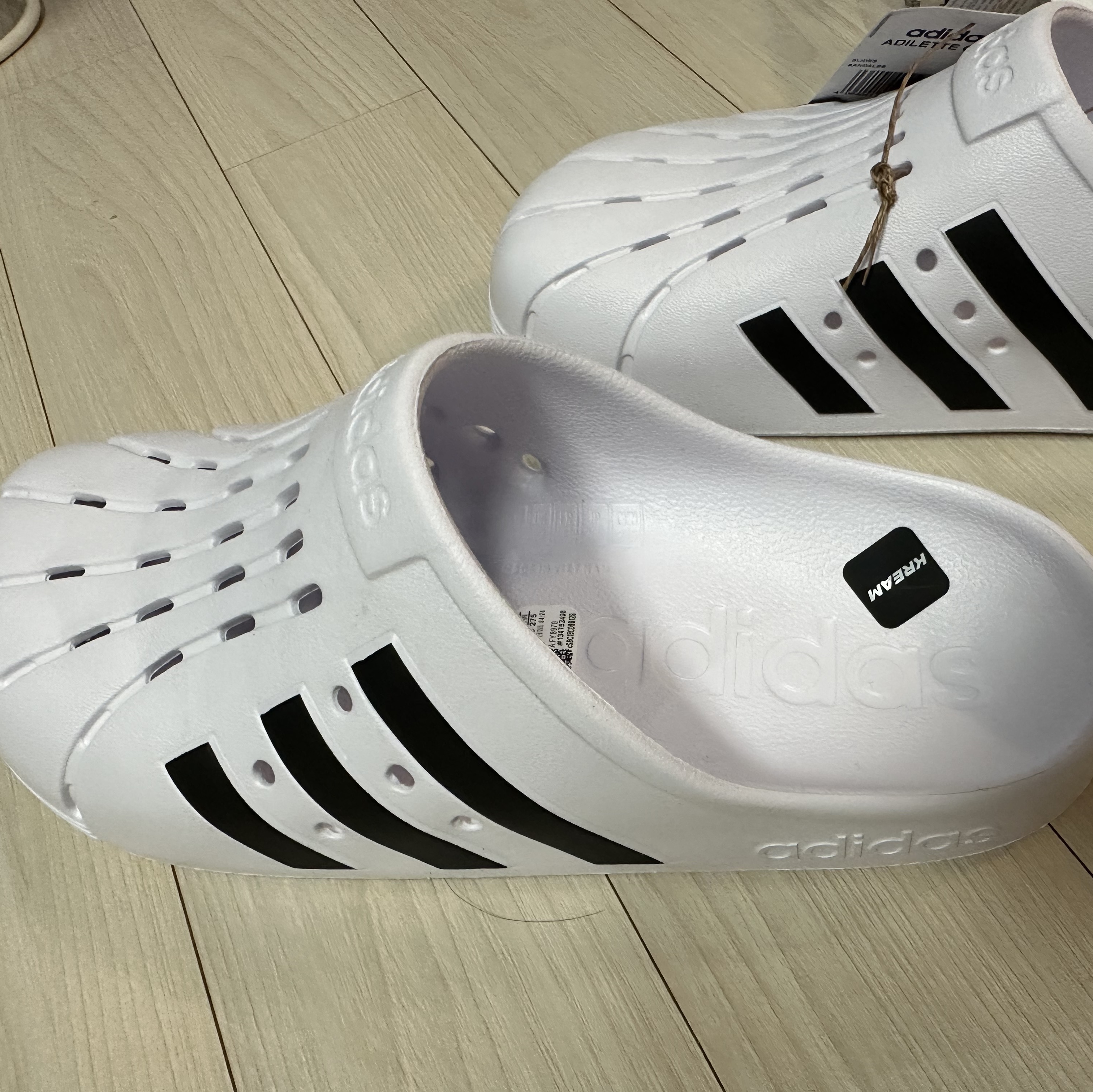 Adidas Adilette Clog White Black 착용 스타일