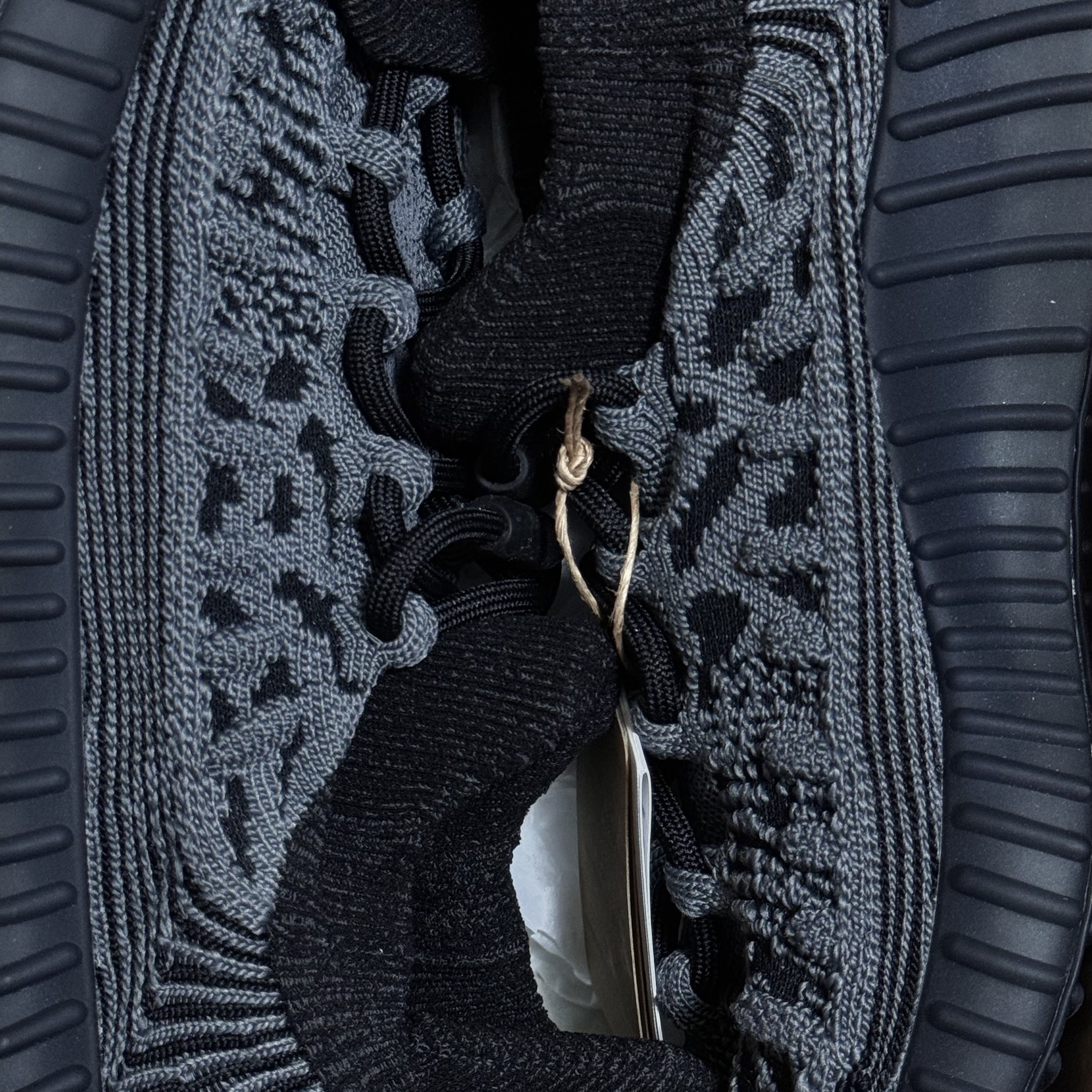 Adidas Yeezy 350 V2 CMPCT Slate Onyx 착용 스타일