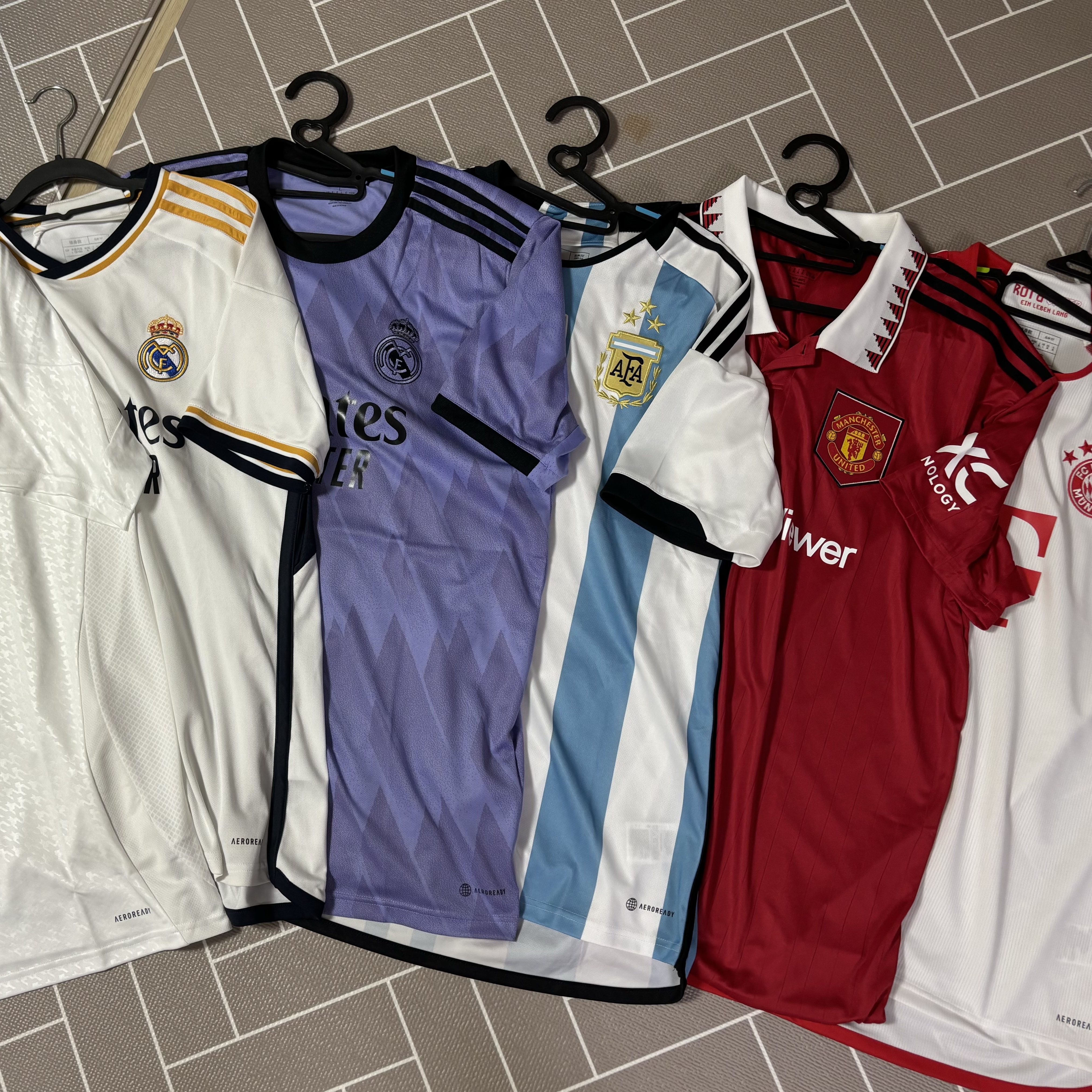 Adidas Real Madrid 2024/25 Home Jersey White - KR Sizing (Non Marking Ver.), Adidas Real Madrid 2023/24 Home Jersey White - KR Sizing (Non Marking Ver.) 착용 스타일 - 2