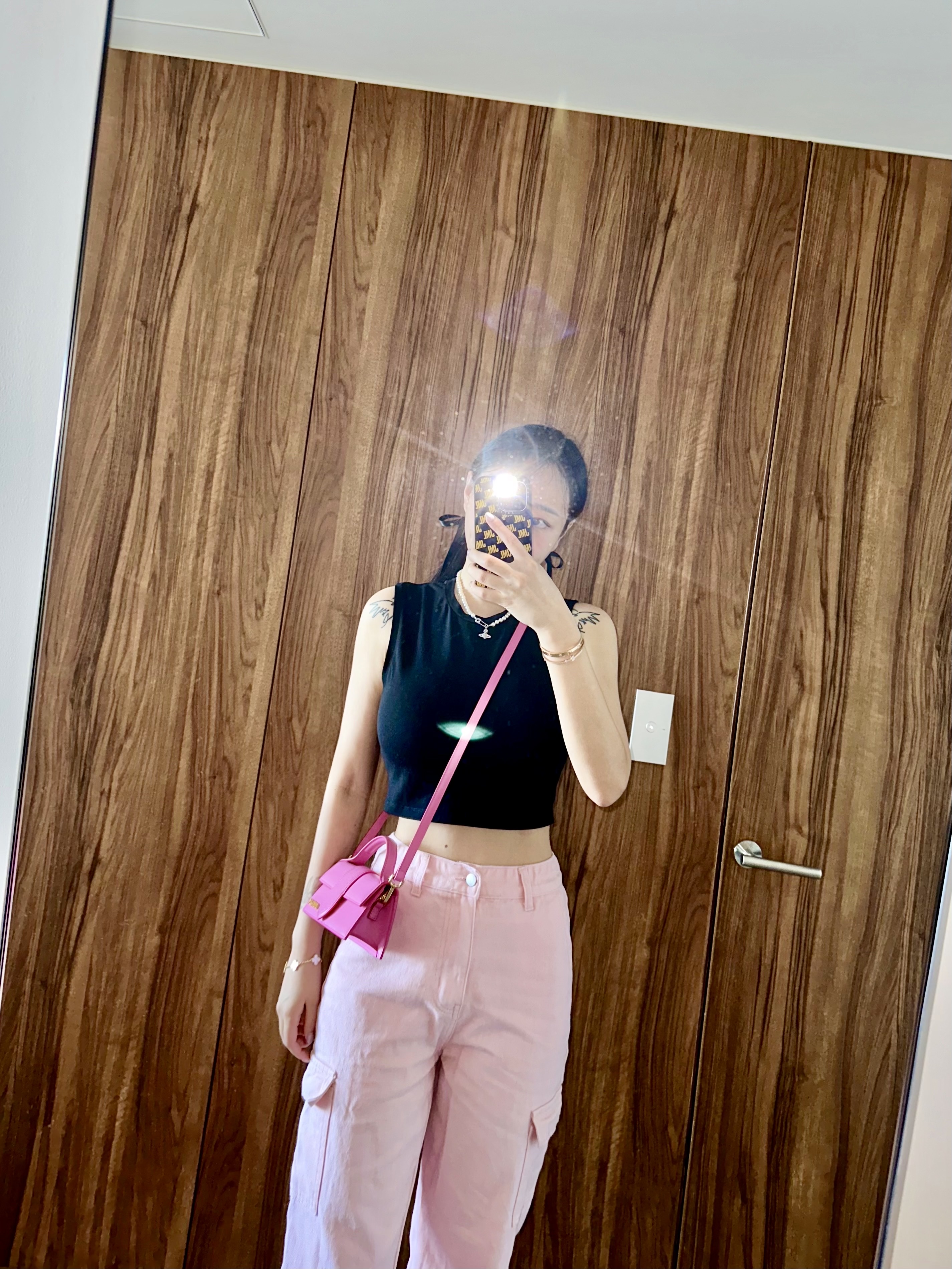 Jacquemus Le Bambino Small Flap Bag Neon Pink, Vivienne Westwood Mini Pearl Bas Relief Necklace Silver 착용 스타일 - 1