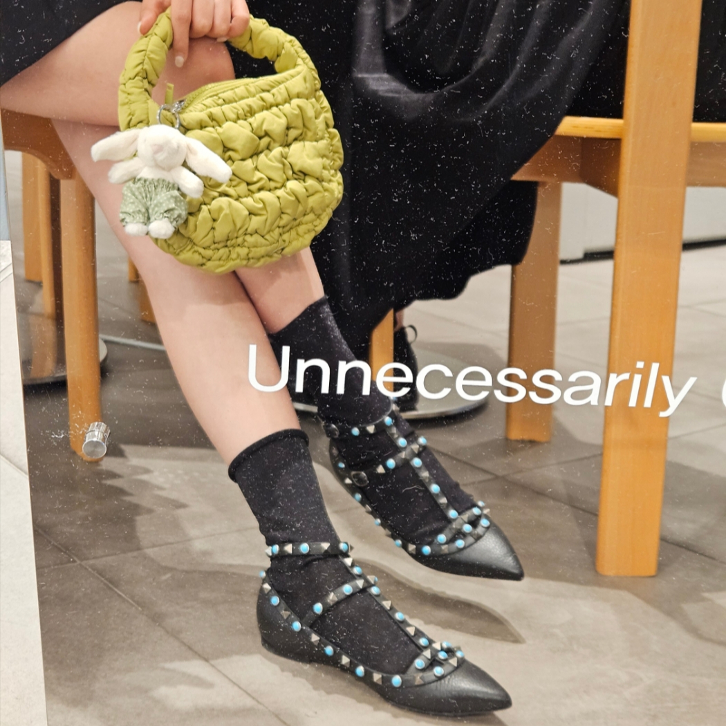 COS Quilted Micro Bag Green, Jellycat Bashful Bunny Bag Charm Cream 착용 스타일