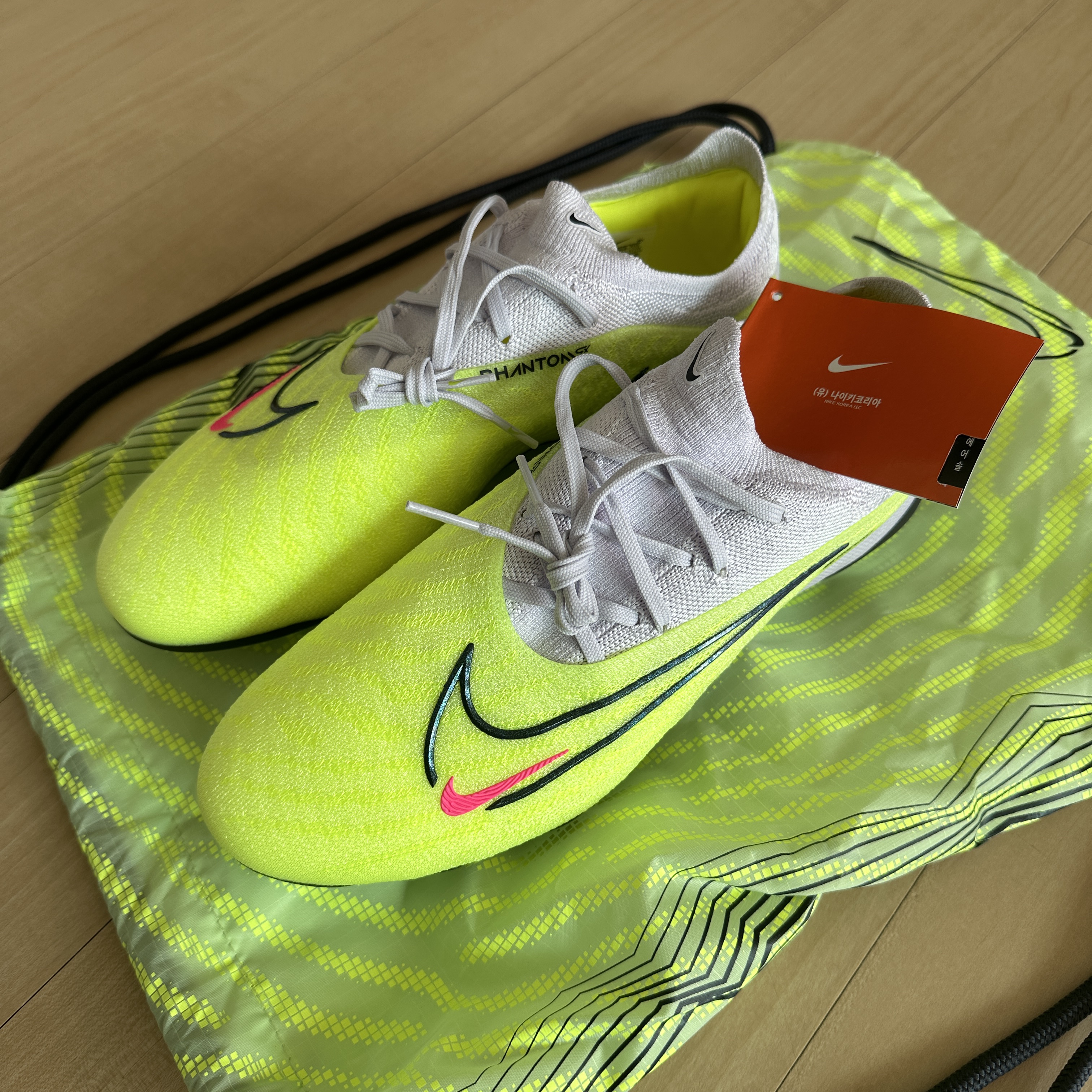 Nike Gripknit Phantom GX Elite FG Barely Volt 착용 스타일
