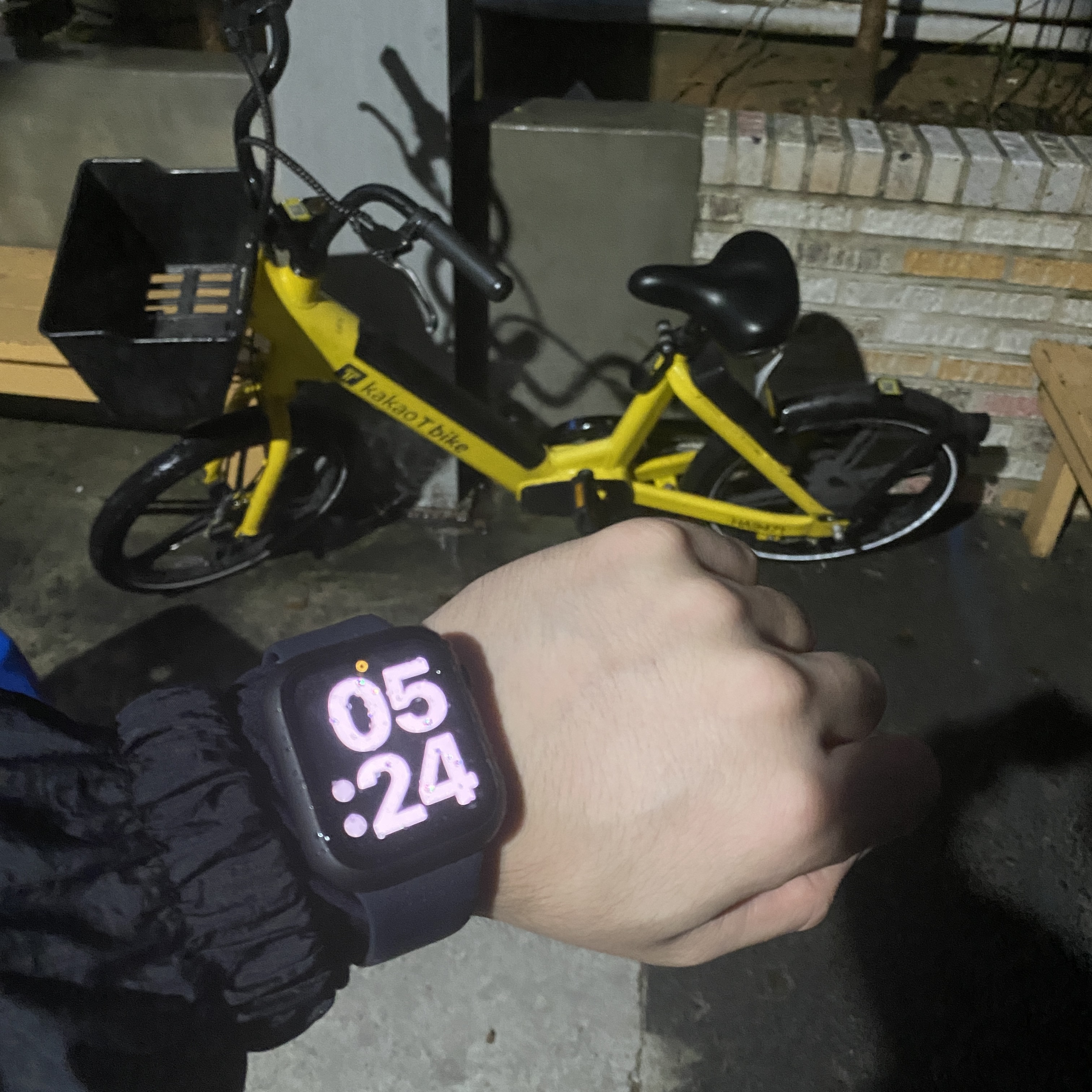 Apple Watch SE 2023 44mm GPS Midnight Aluminium Case with Sport Loop Midnight (Korean Ver.) 착용 스타일