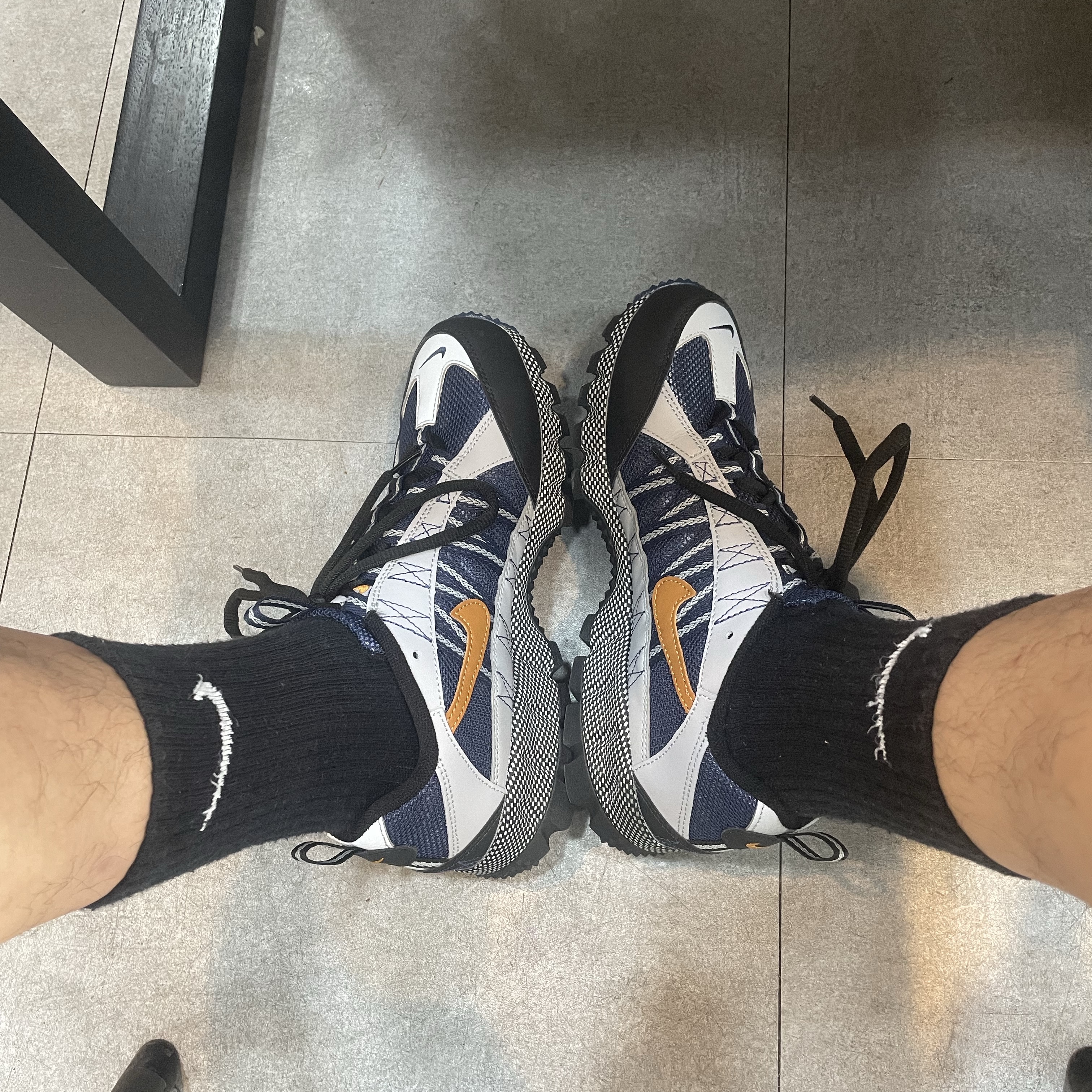 Nike Air Humara Midnight Navy and Obsidian 착용 스타일