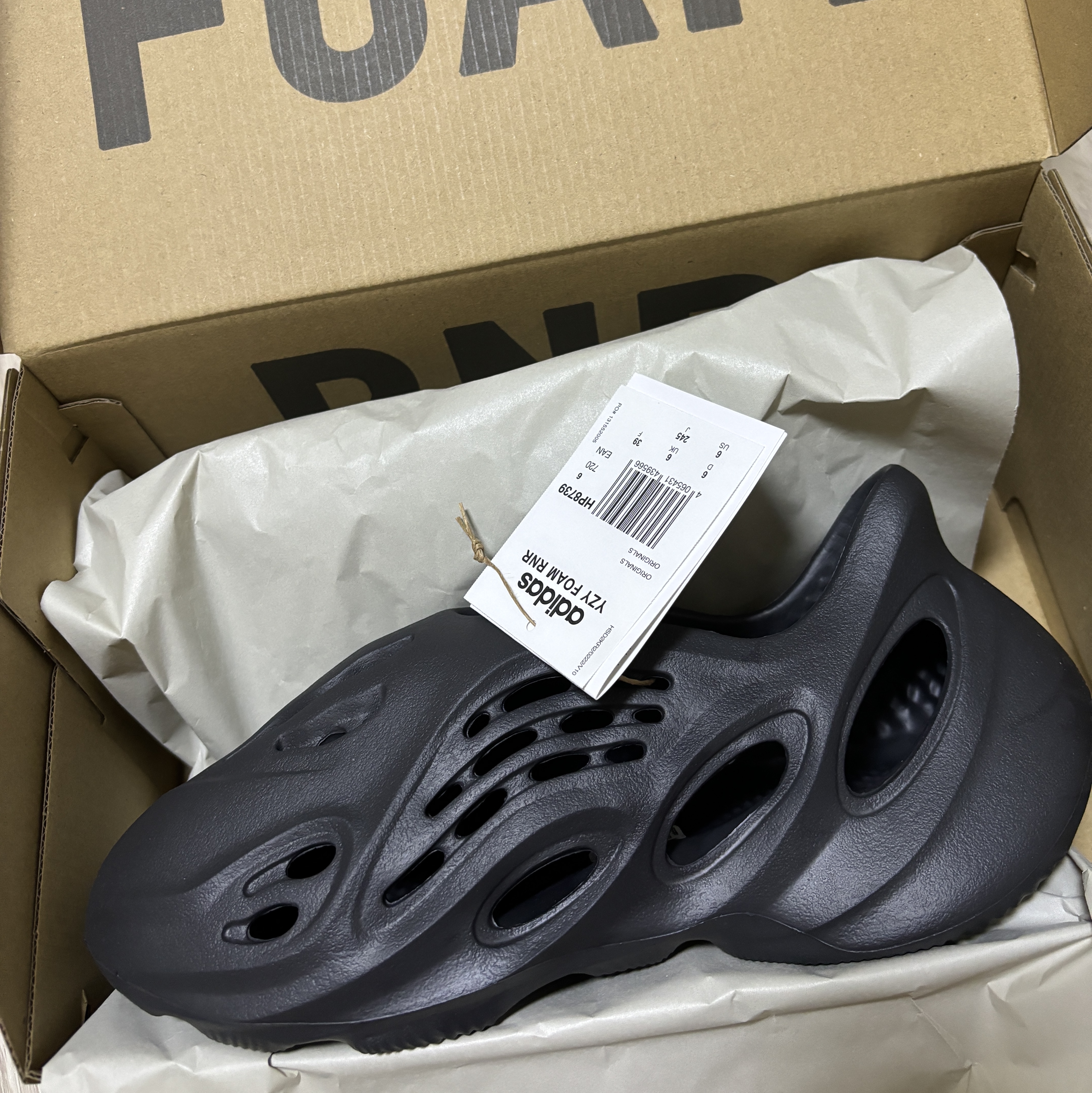 Adidas Yeezy Foam RNNR Onyx 착용 스타일 - 3