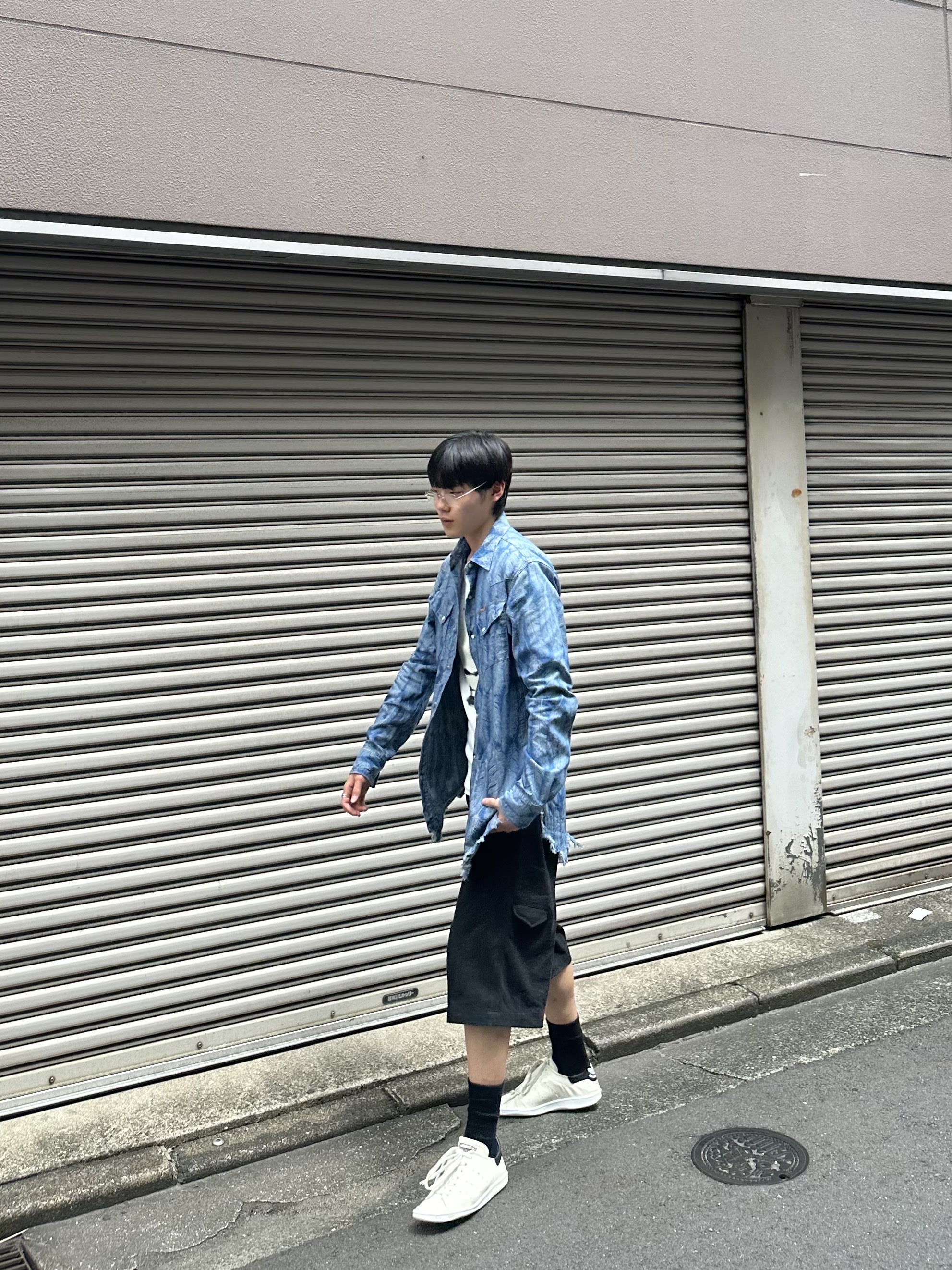 Balenciaga x Adidas Stan Smith Off White, Kapital 5 oz. Magpie Denim Western Shirt Light Indigo 착용 스타일 - 4