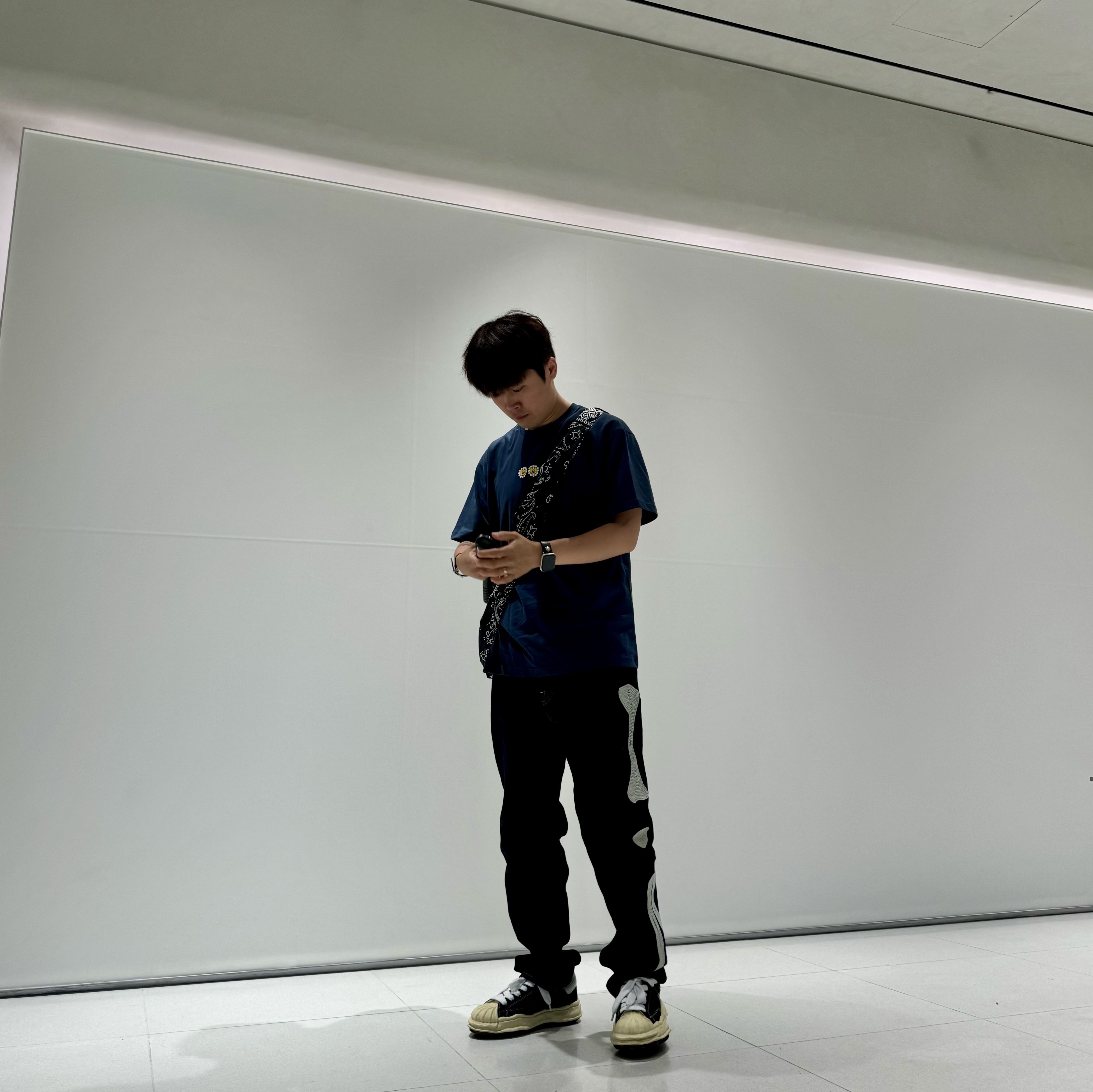 NewJeans x Murakami T-Shirt Navy, Kapital Gauze Bandana Beach Snuffkin Bag Purple Navy 착용 스타일 - 2