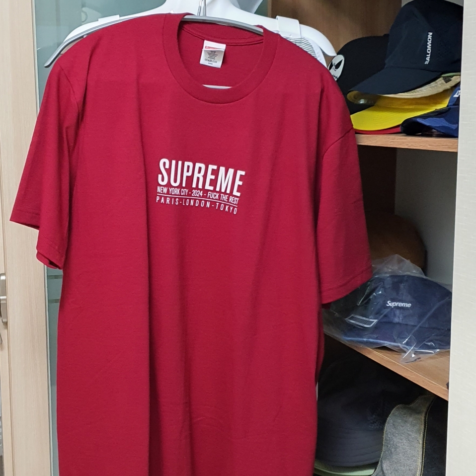 Supreme Paris T-Shirt Cardinal - 24SS 착용 스타일 - 1