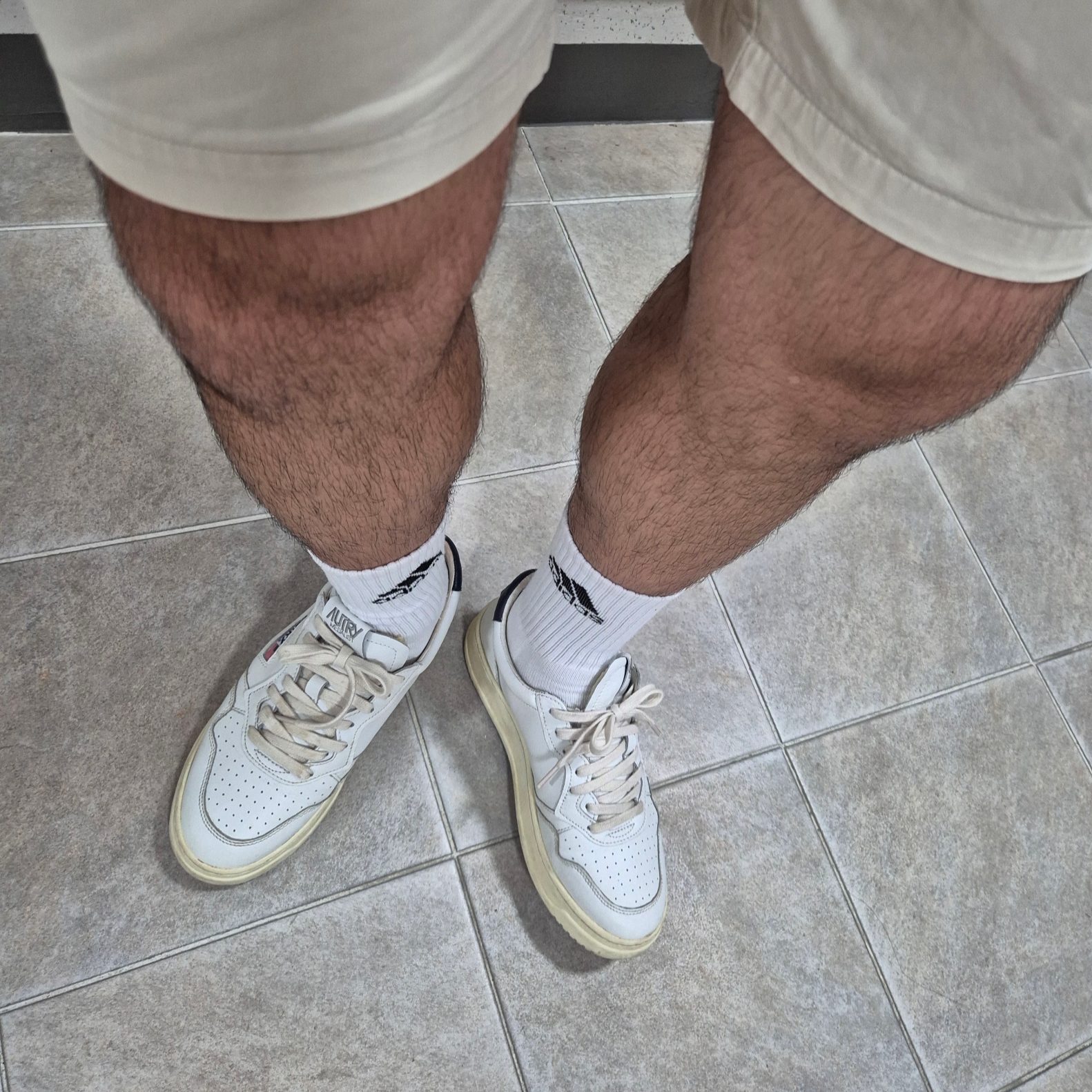 Autry Medalist Low Leather Sneakers White Blue 착용 스타일 - 2