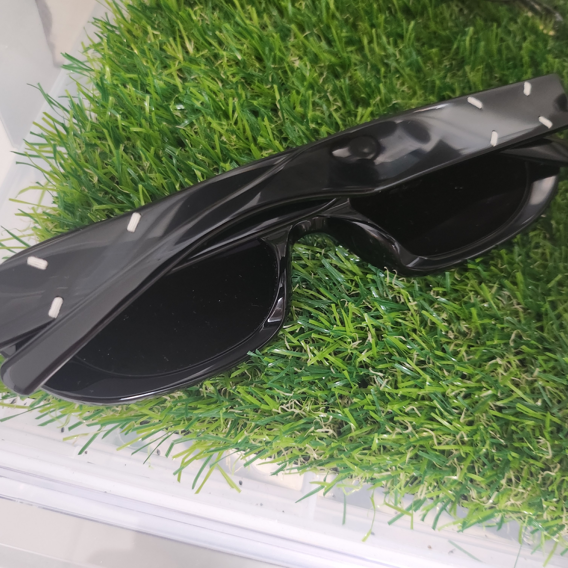 Gentle Monster x Maison Margiela MM004 Black Black 착용 스타일 - 1