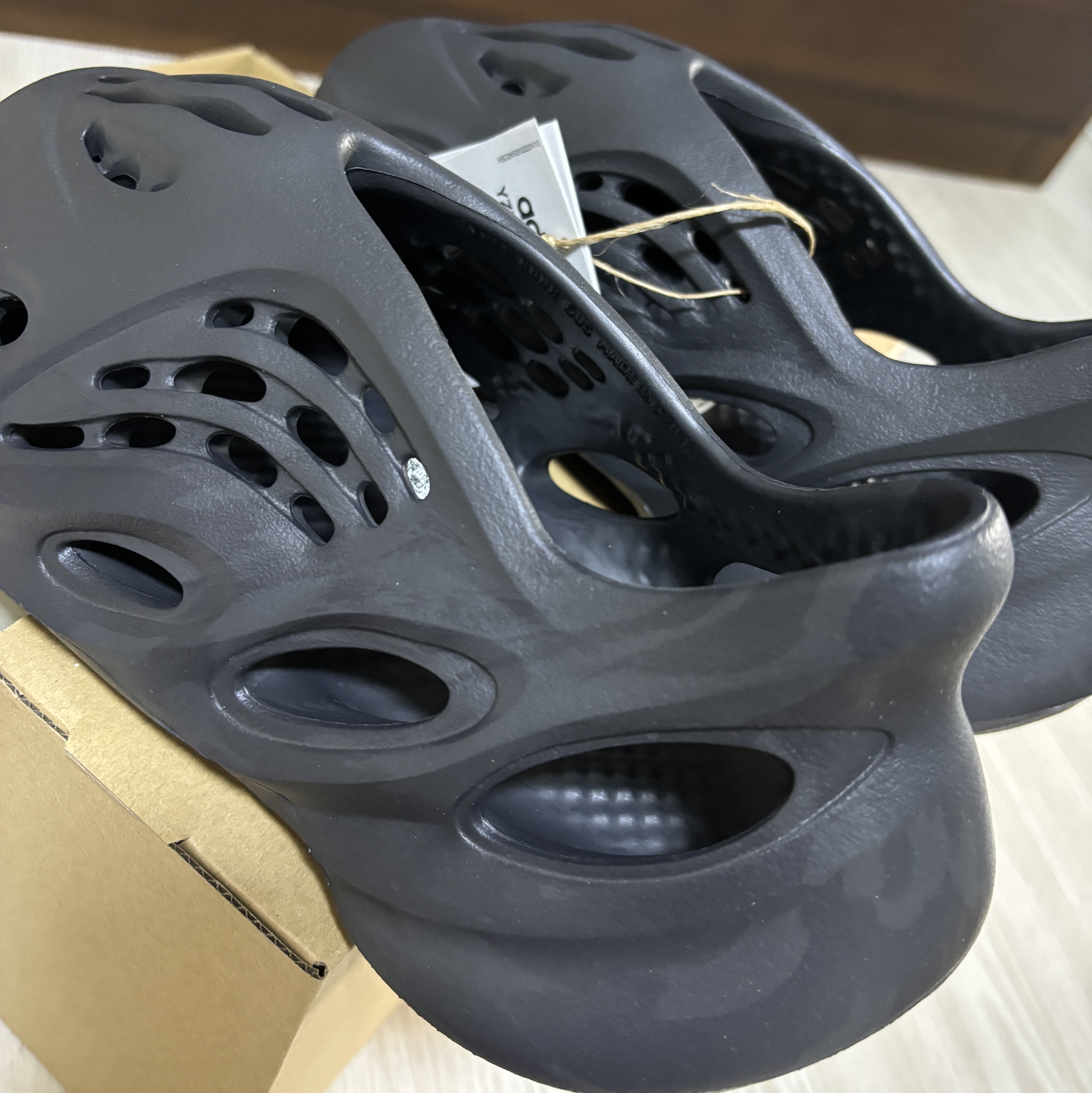 Adidas Yeezy Foam RNNR Onyx 착용 스타일 - 1