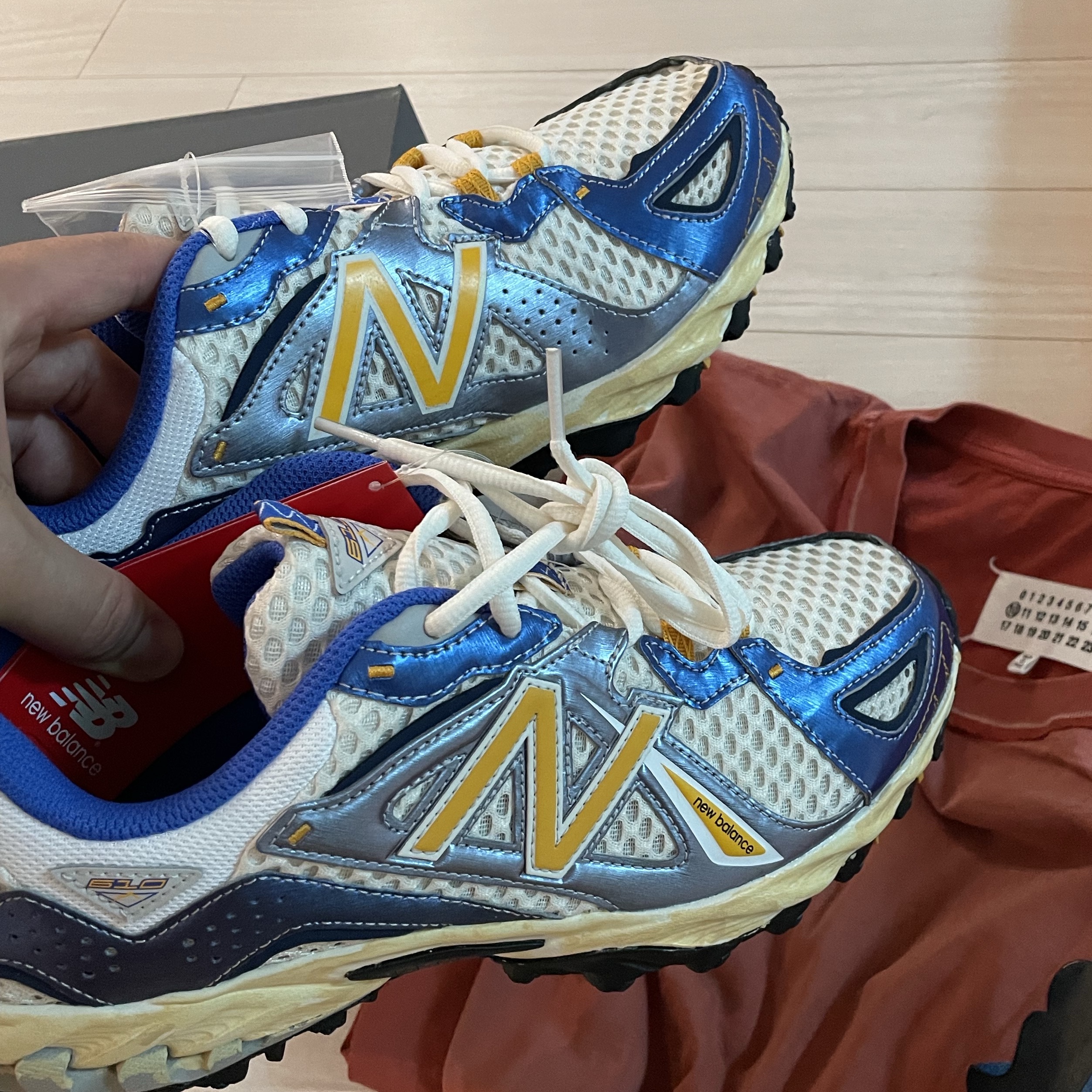 New Balance x Yeseyesee ML610 Atlantic Blue Varsity Gold 착용 스타일 - 1
