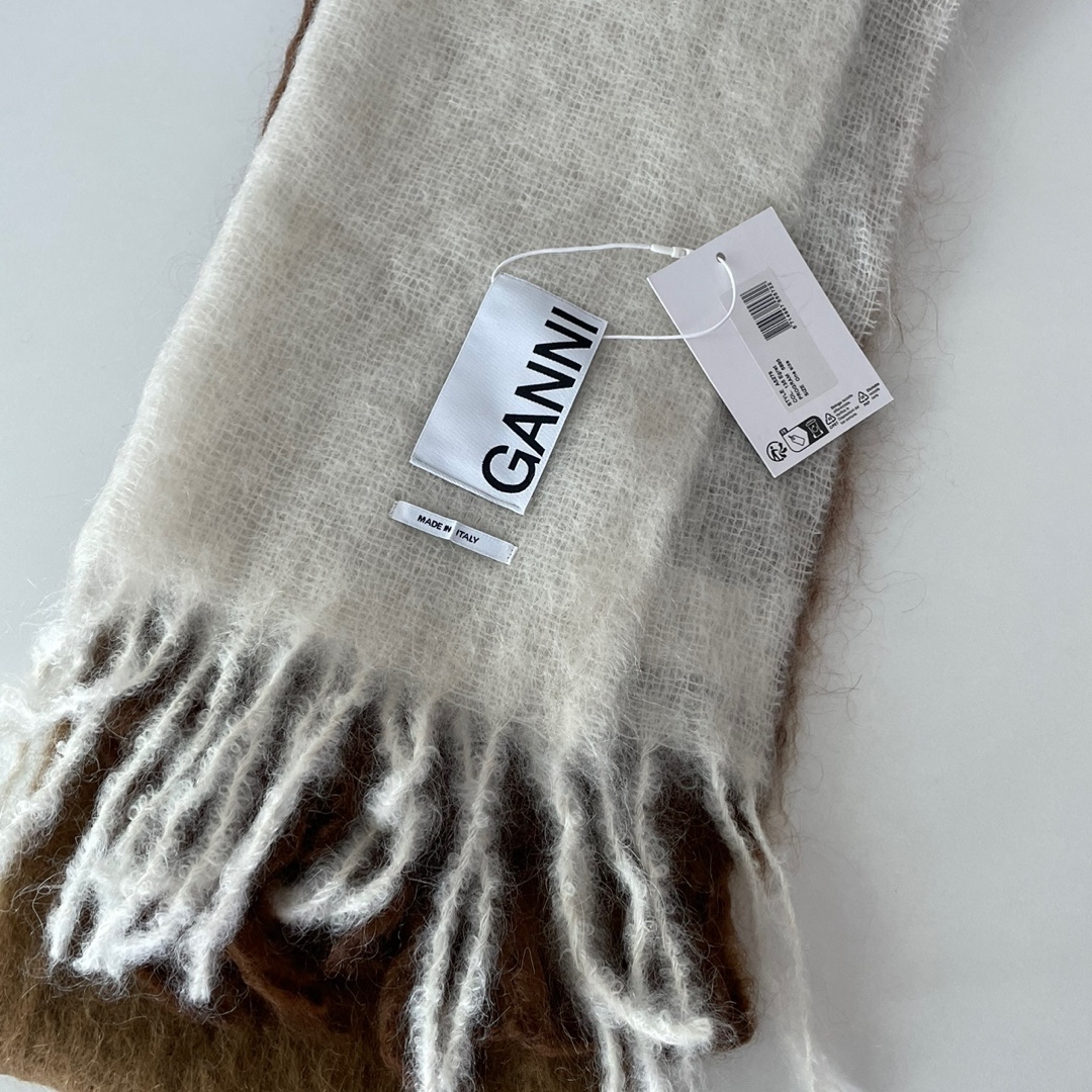 Ganni Two-Tone Mohair Blend Muffler Multicolour, Ganni Cable Scarf Egret 착용 스타일 - 1