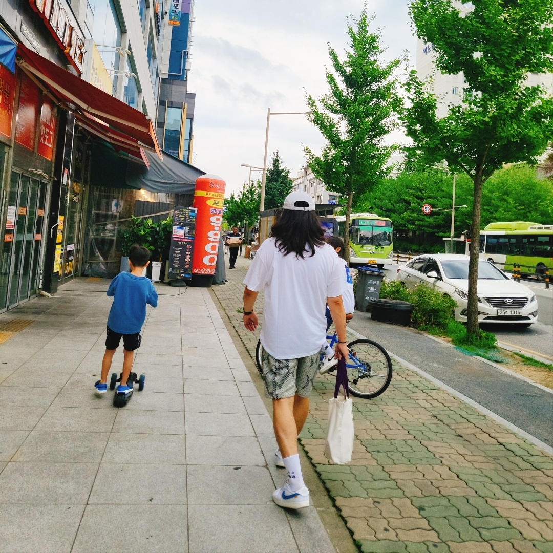 Stussy Mesh Basic Snake Short Bone 착용 스타일