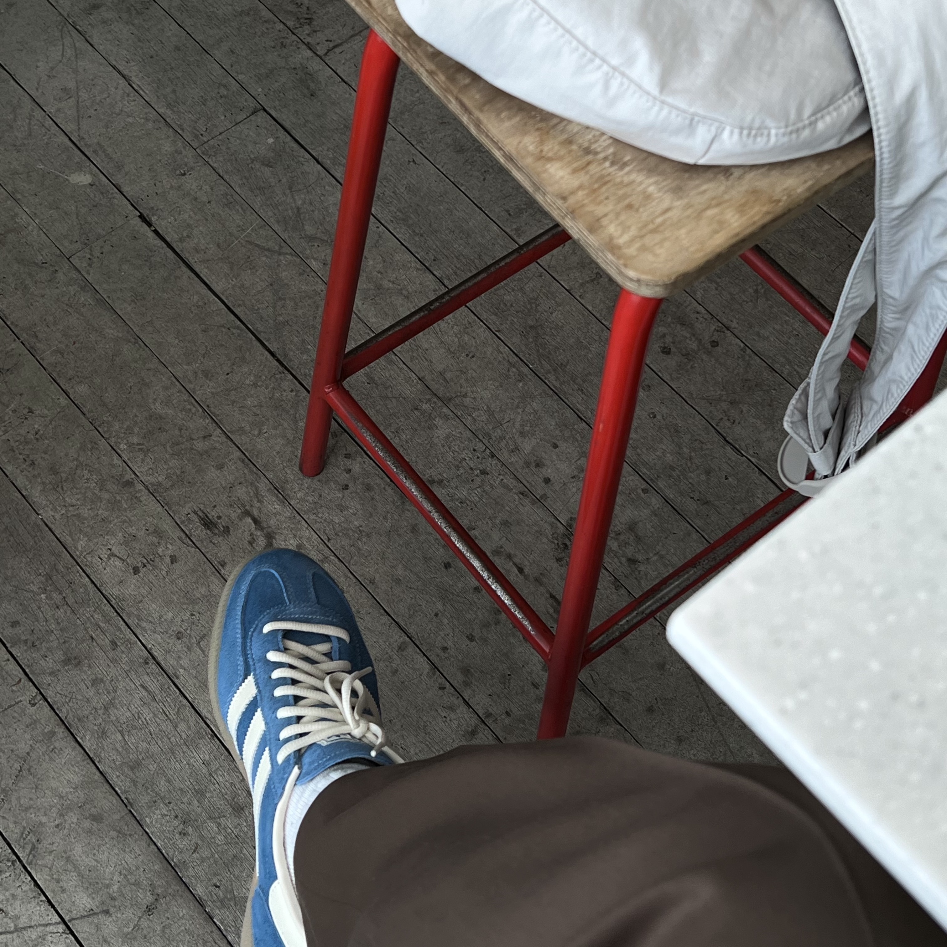 Adidas Spezial Handball Core Blue Cream White, COS Nylon Crossbody Saddle Bag Light Grey Stone 착용 스타일