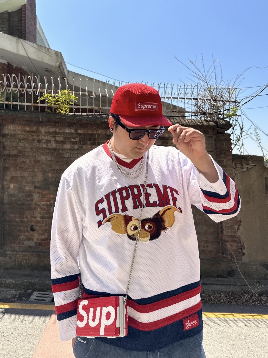 Supreme Gremlins Hockey Jersey White - 22FW, Nike Air Force 1 Mid QS University Red and Midnight Navy 착용 스타일 - 1