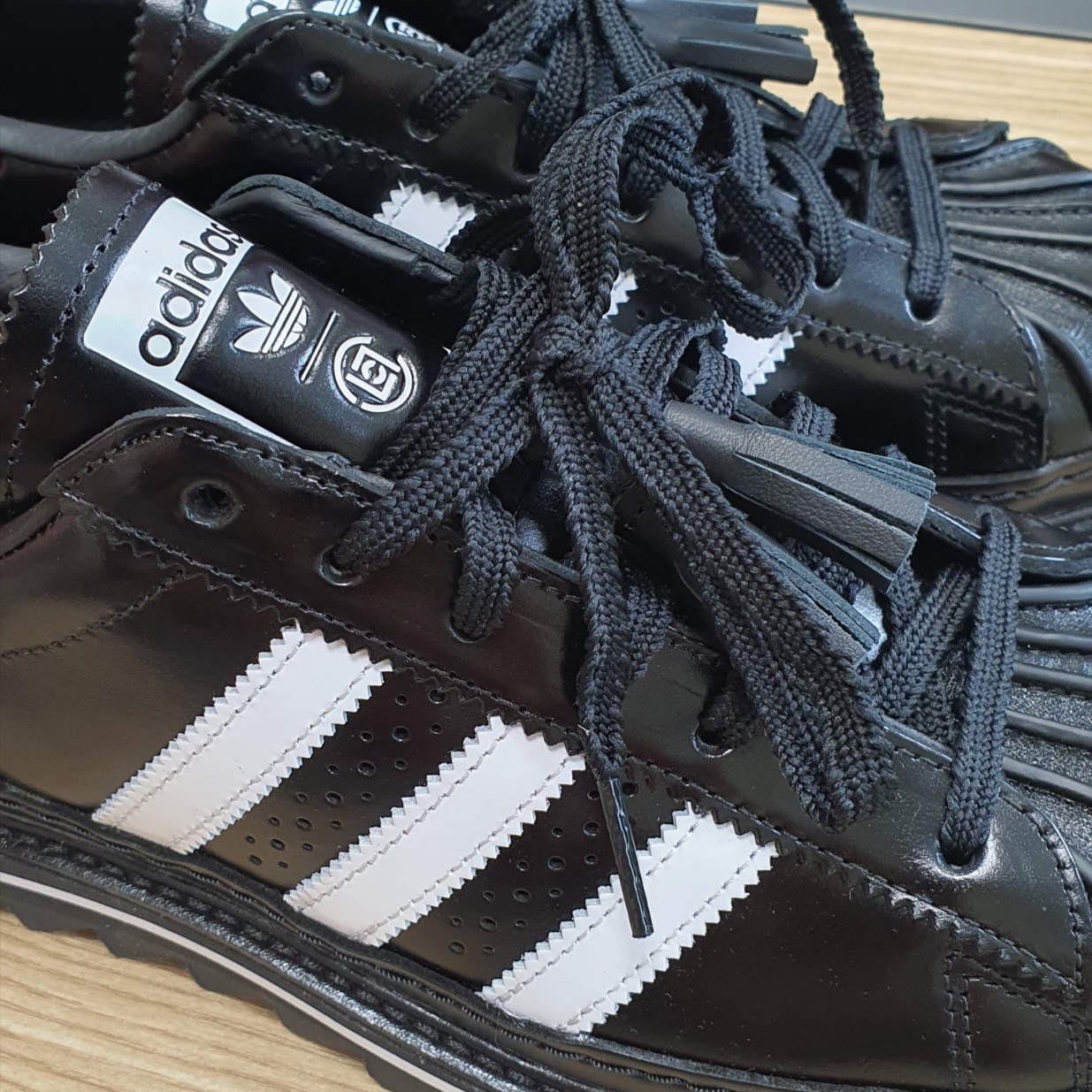 Adidas x Clot Superstar Core Black Cloud White 착용 스타일 - 4