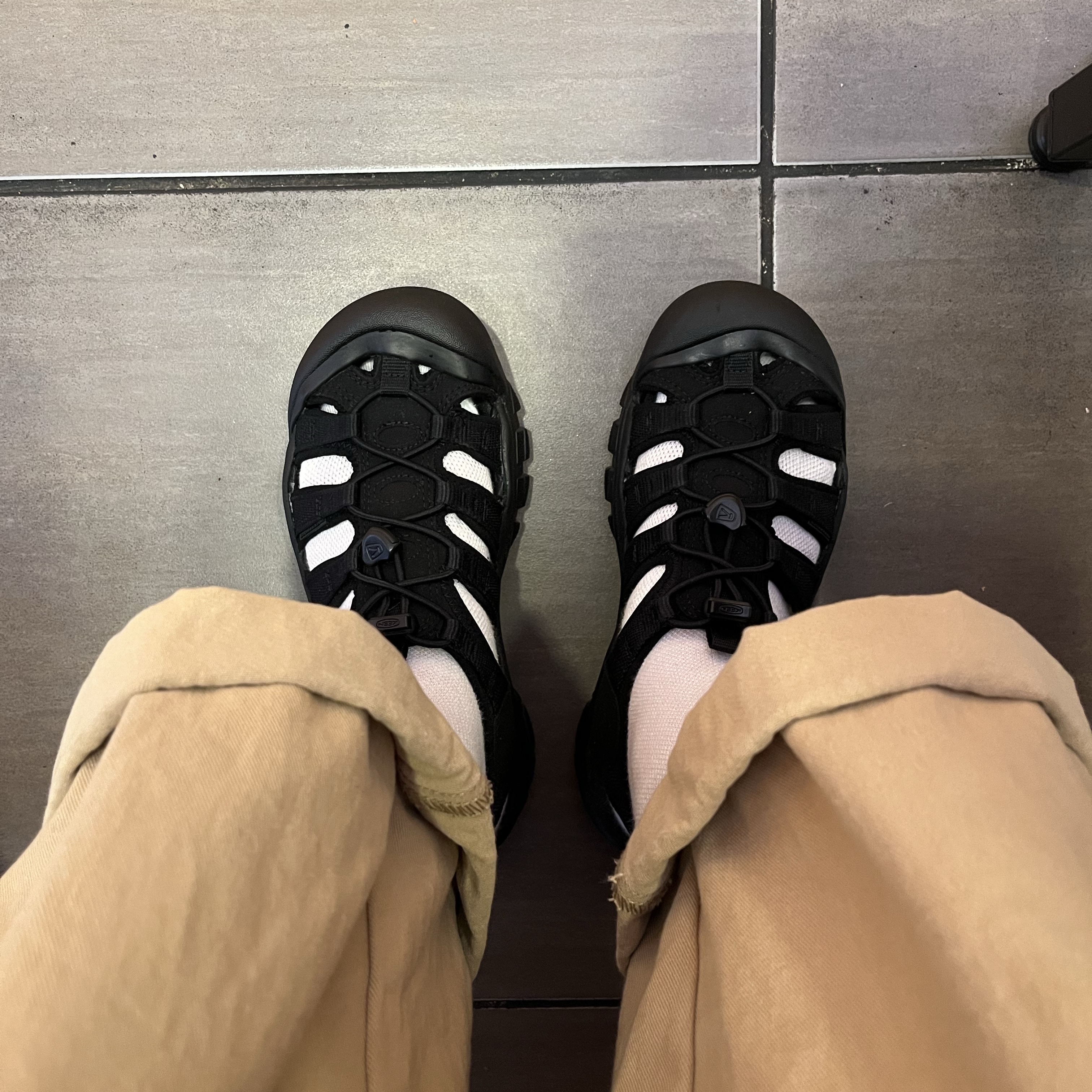(W) Keen Newport H2 Triple Black 착용 스타일