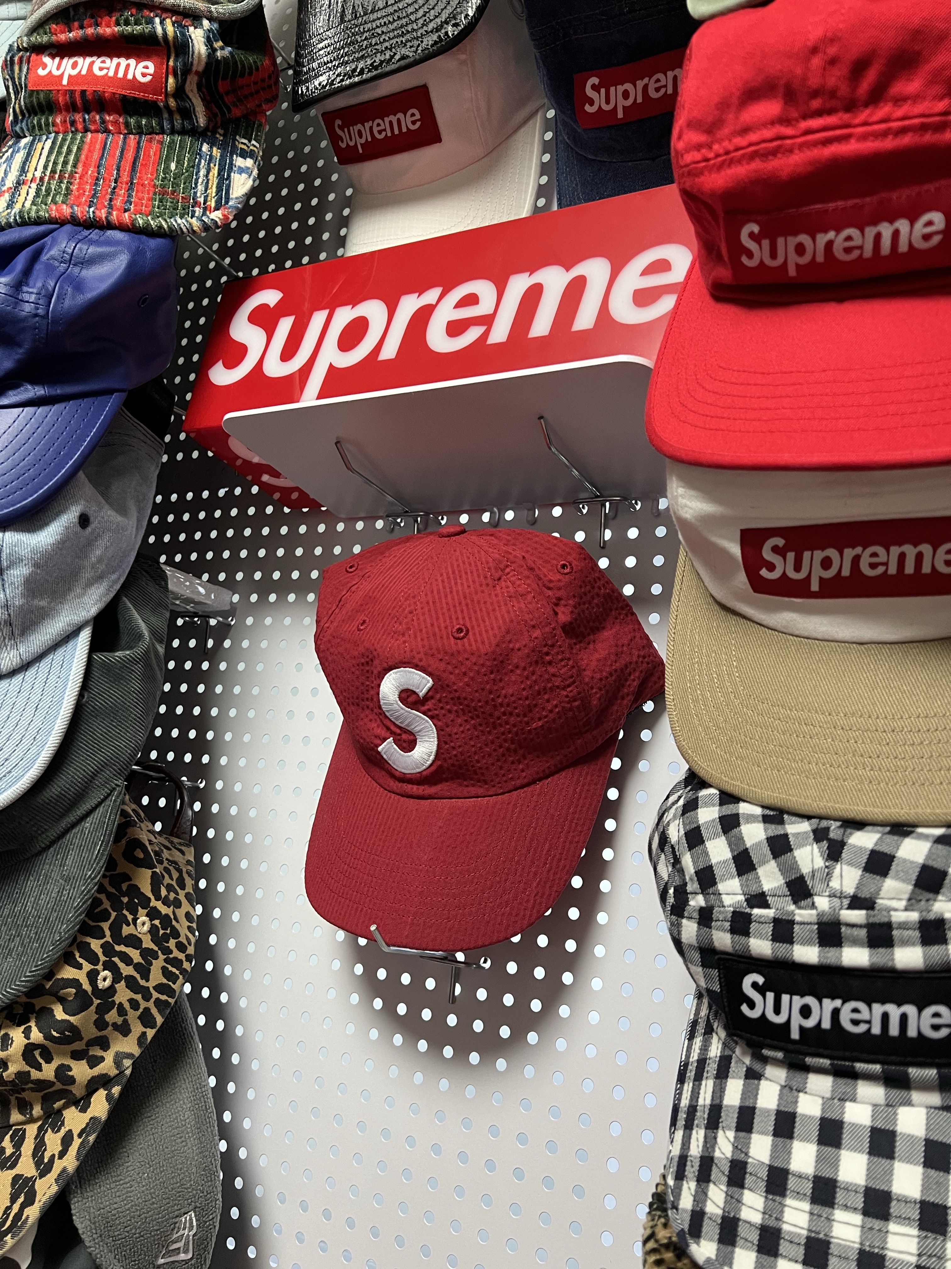 Supreme Seersucker S Logo 6-Panel Red - 24SS, Supreme Seersucker S Logo 6-Panel Woodland Camo - 24SS 착용 스타일 - 1