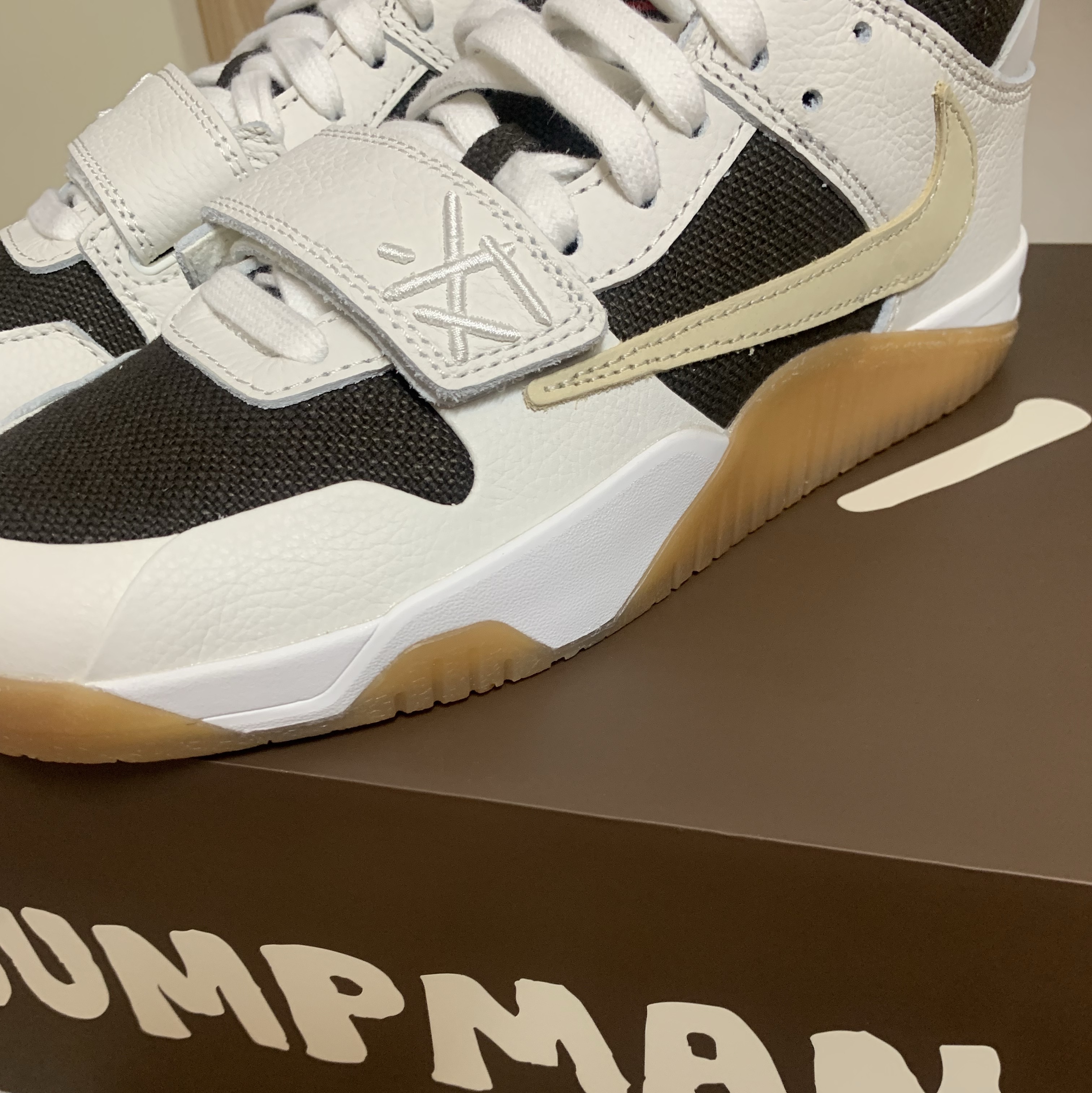 Jordan x Travis Scott Jumpman Jack TR Sail and Dark Mocha 착용 스타일