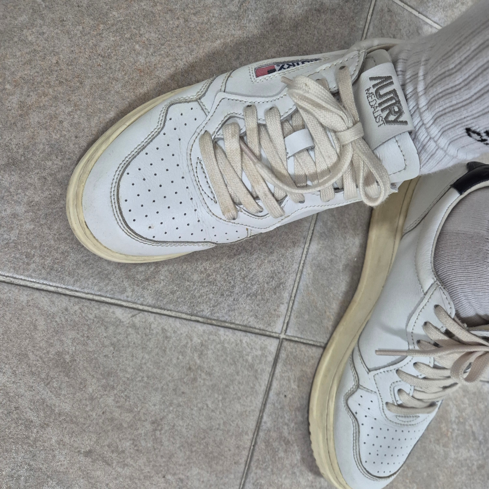 Autry Medalist Low Leather Sneakers White Blue 착용 스타일 - 1
