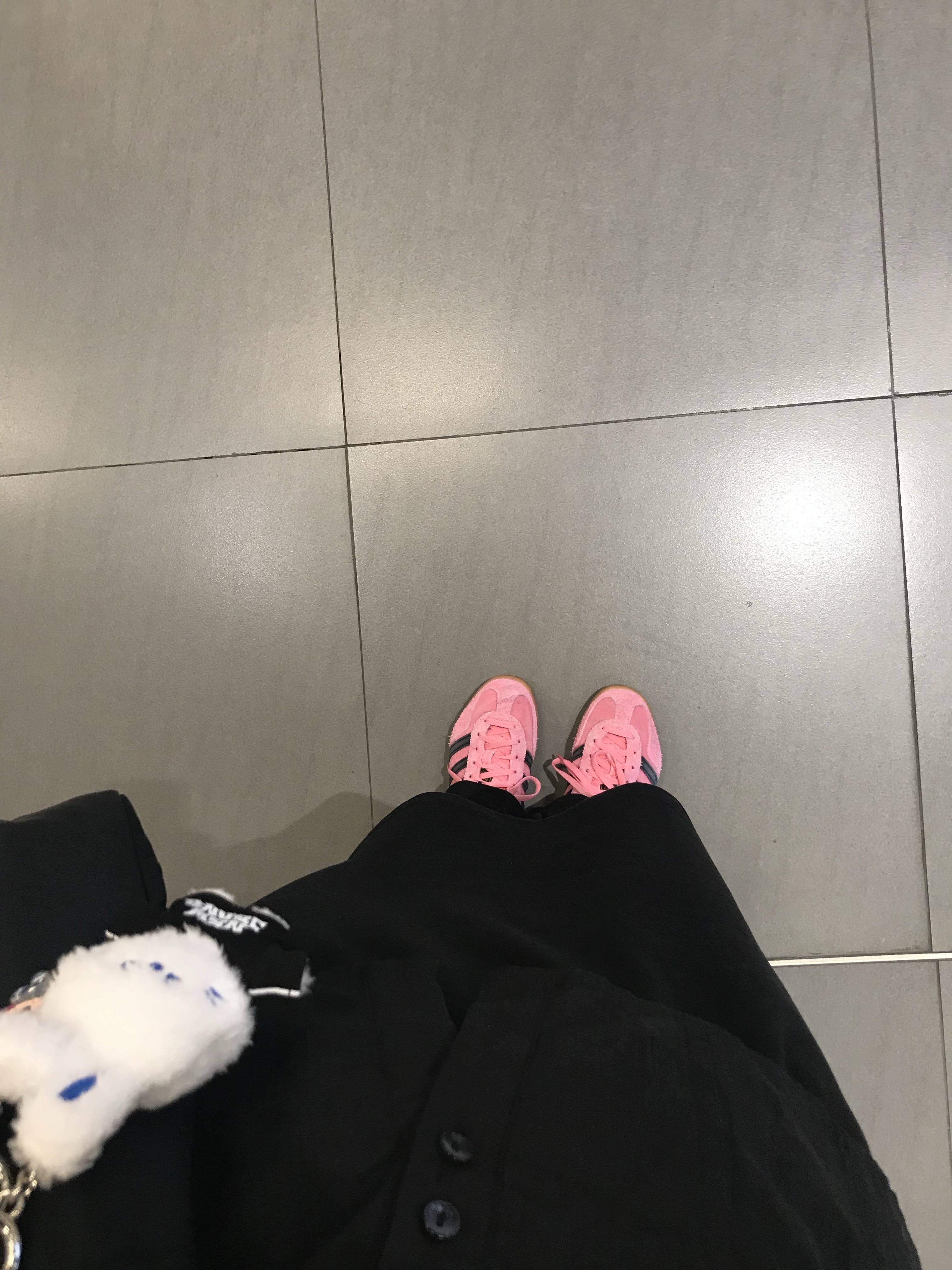 NewJeans Bunini Mini Costume Keyring White, (W) Adidas Gazelle Indoor Bliss Pink 착용 스타일 - 3