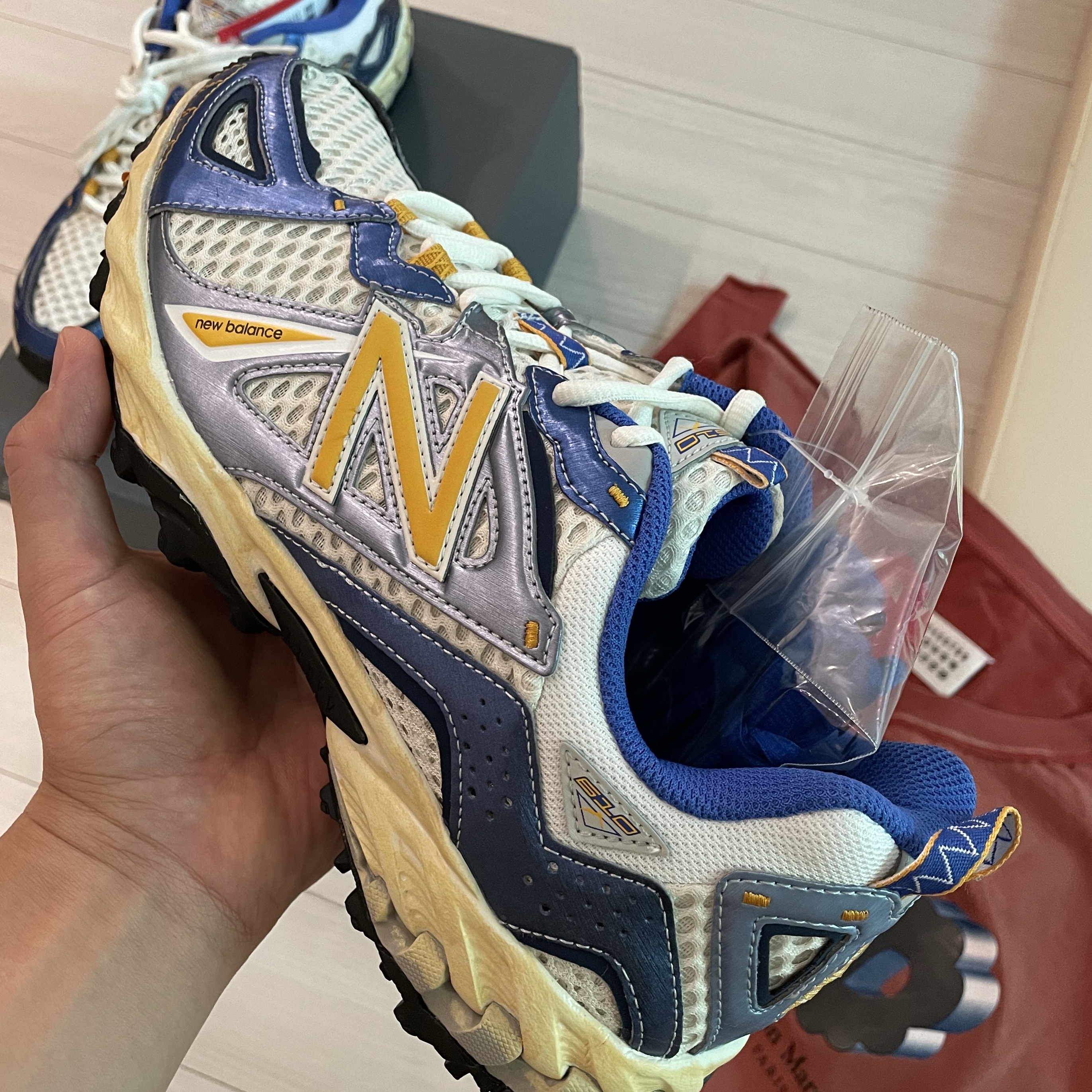 New Balance x Yeseyesee ML610 Atlantic Blue Varsity Gold 착용 스타일 - 3