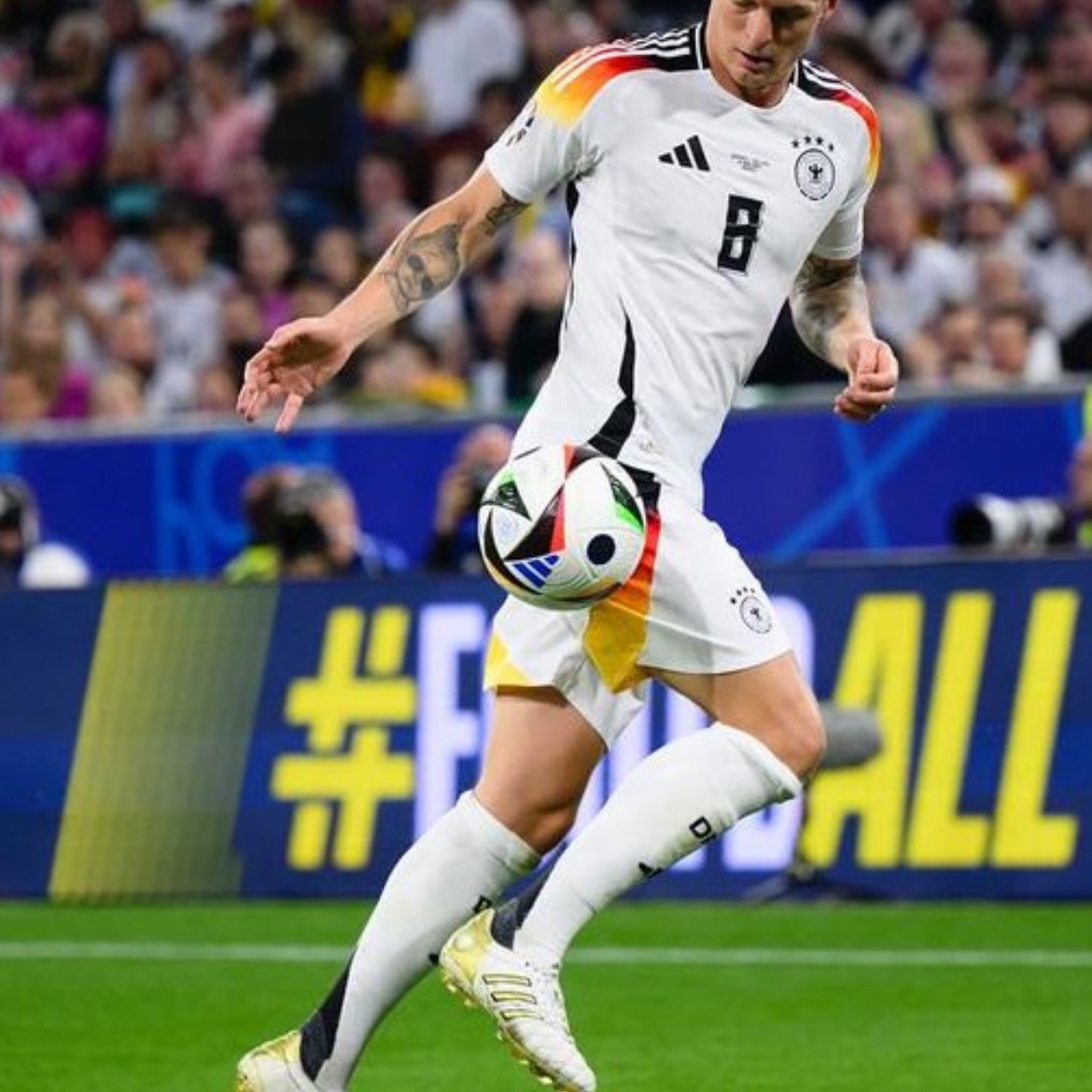 Adidas 11Pro Toni Kroos FG Cloud White Gold Metallic 착용 스타일
