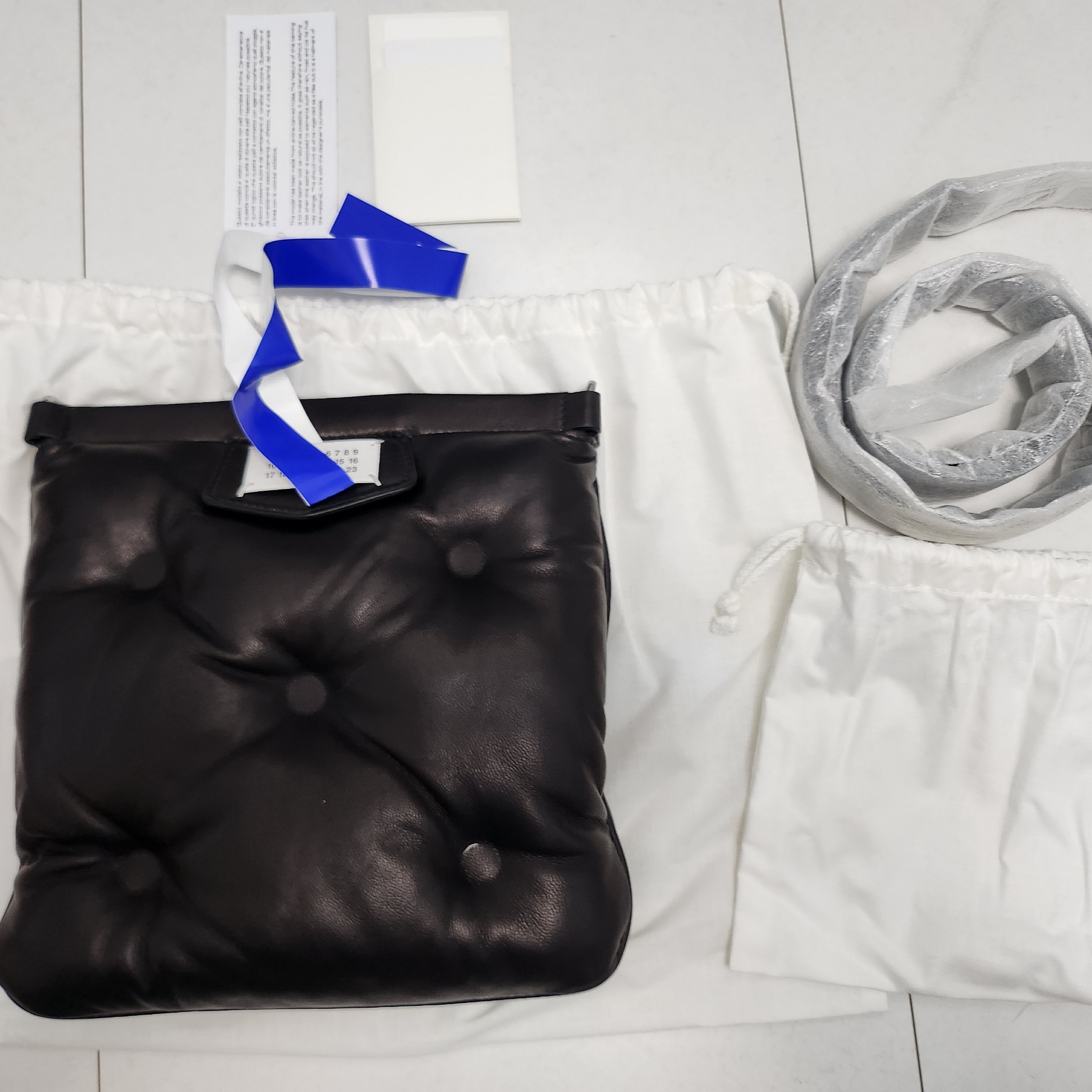 Maison Margiela Glam Slam Flat Bag Black 착용 스타일 - 1