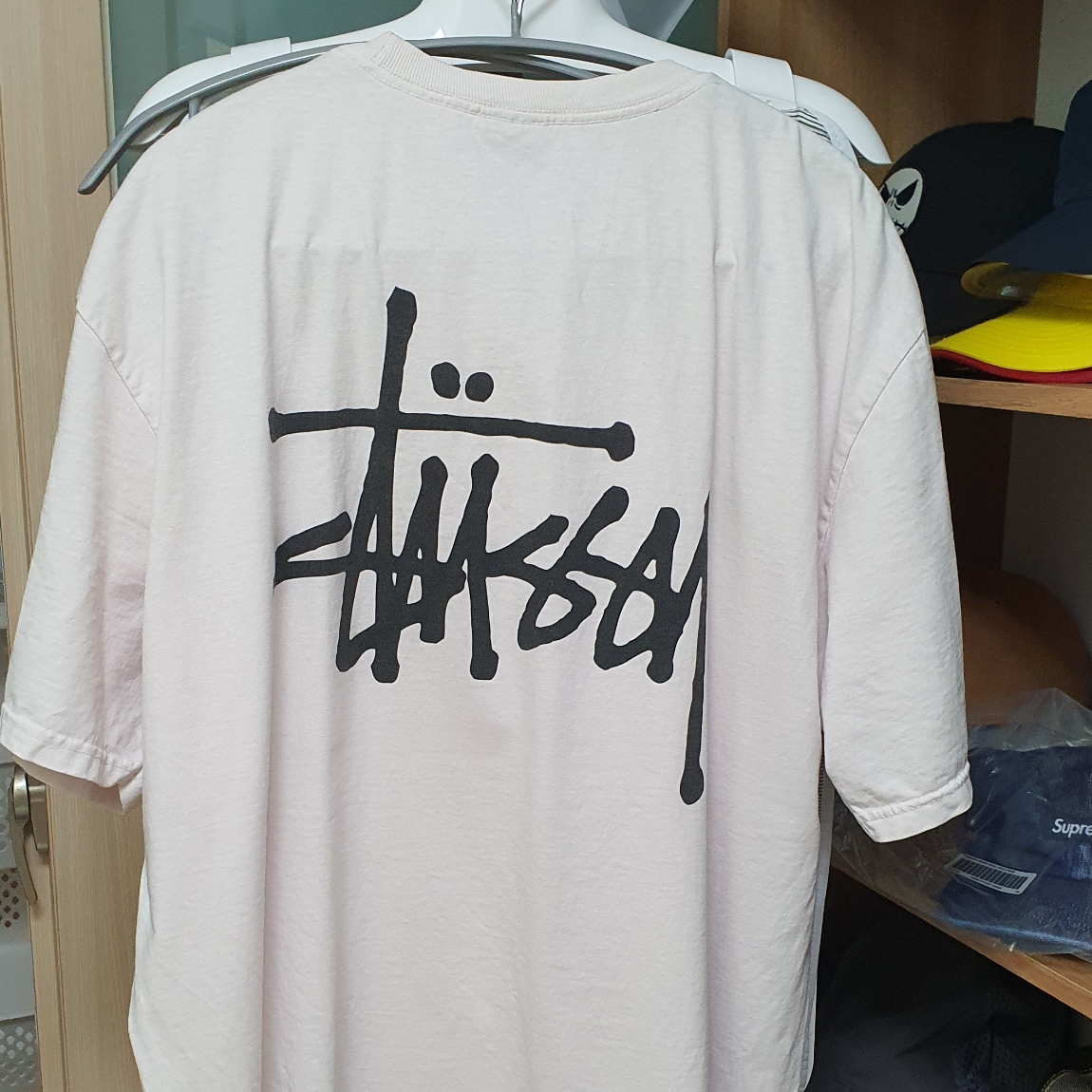 Stussy Basic Stussy Pigment Dyed T-Shirt Blush 2023 착용 스타일 - 2