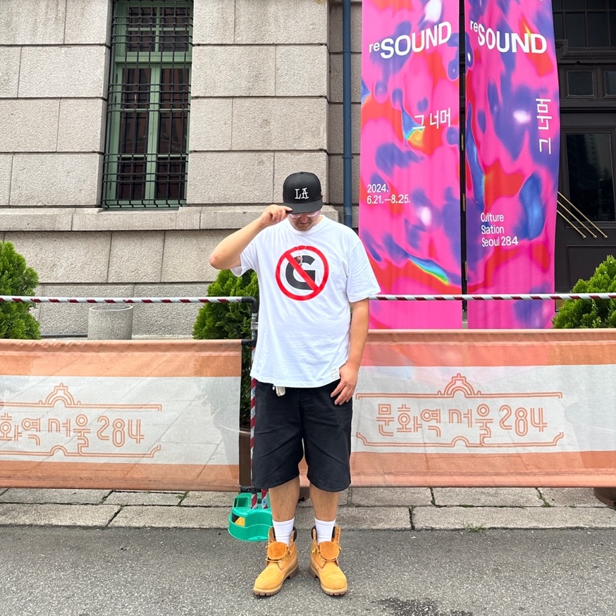Stussy LA Mesh Back New Era Cap Black, Stussy Washed Canvas Big OL' Shorts Black 착용 스타일 - 1