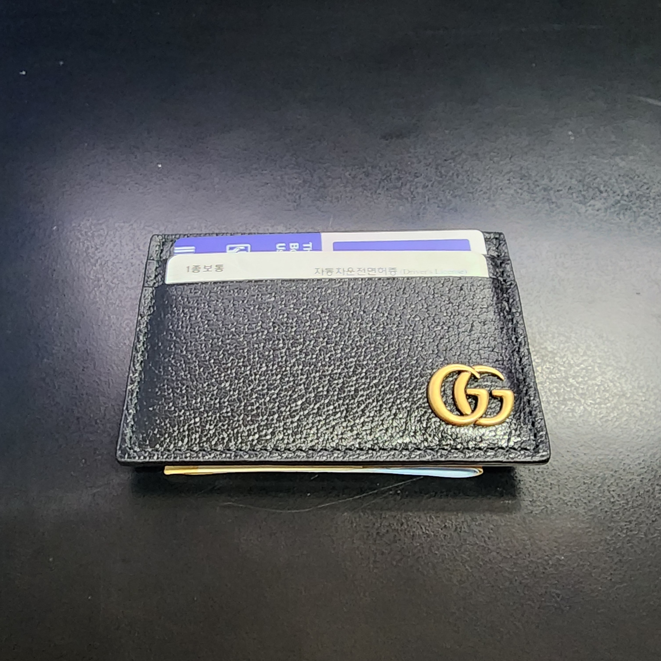 Gucci GG Marmont Leather Money Clip Black 착용 스타일