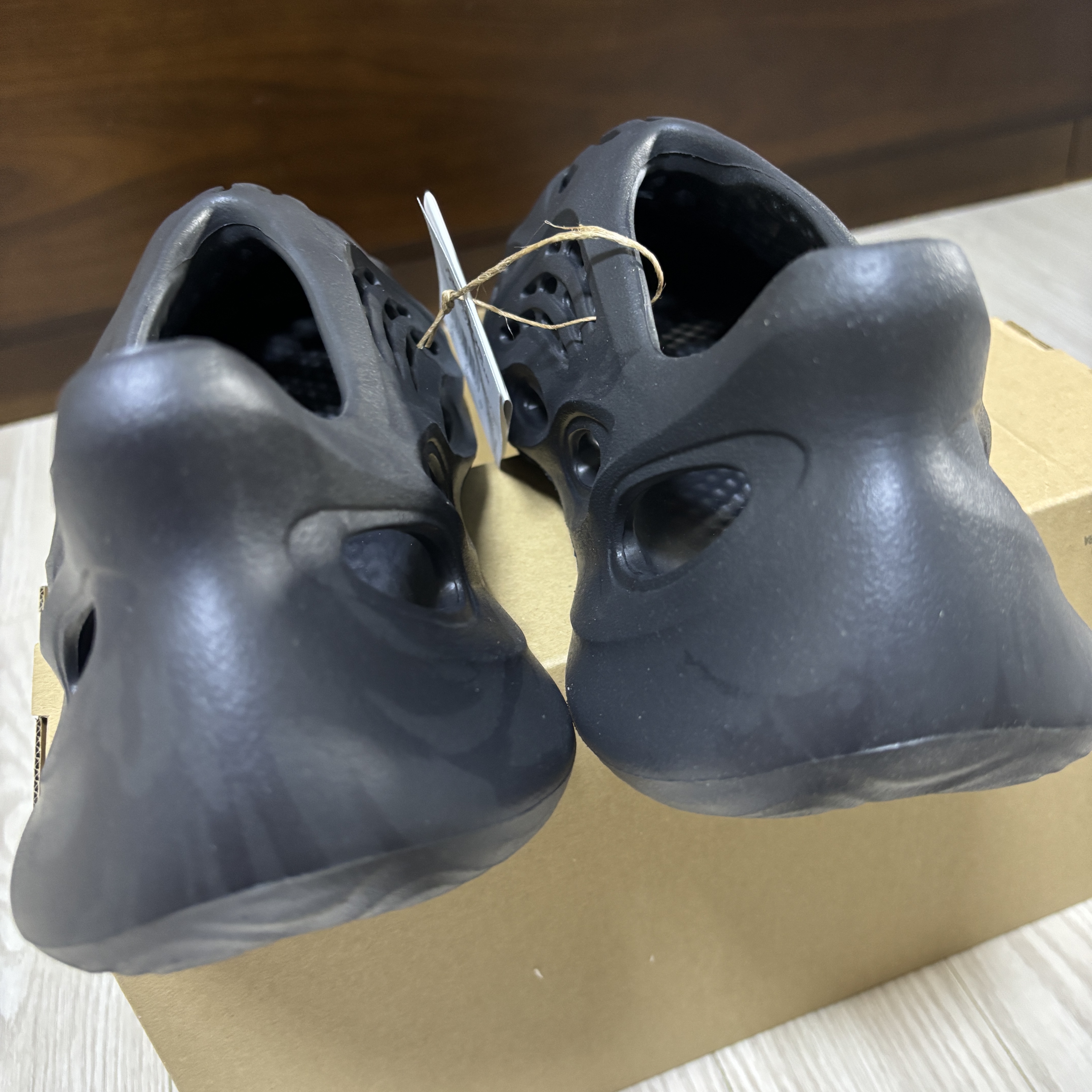 Adidas Yeezy Foam RNNR Onyx 착용 스타일 - 2