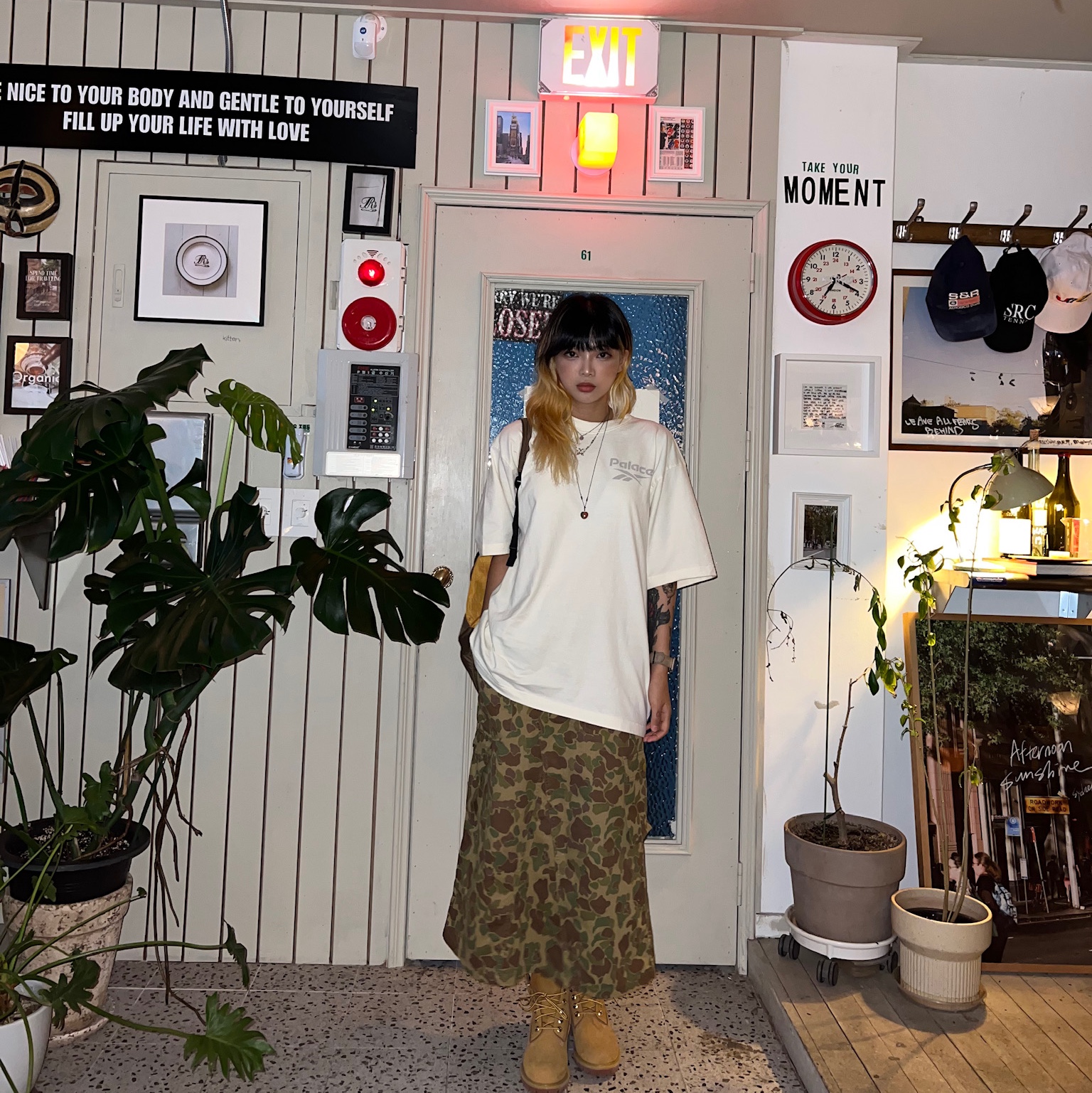 Palace x Reebok T-Shirt Tan - 24SS, Timberland Premium 6 inch Waterproof Boot Wheat Nubuck - Wide 착용 스타일 - 1