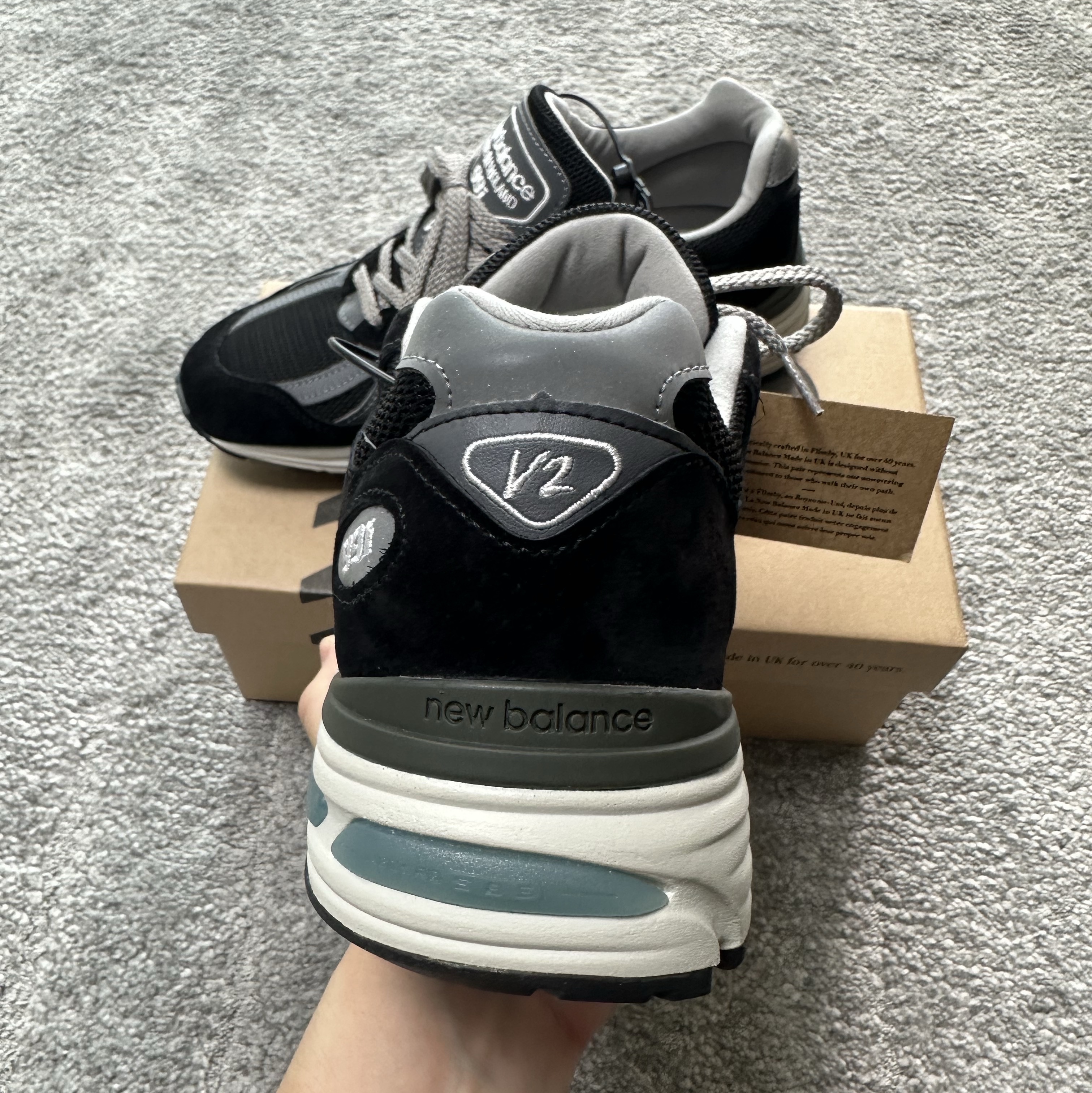 New Balance 991v2 Made in UK Black 착용 스타일 - 3