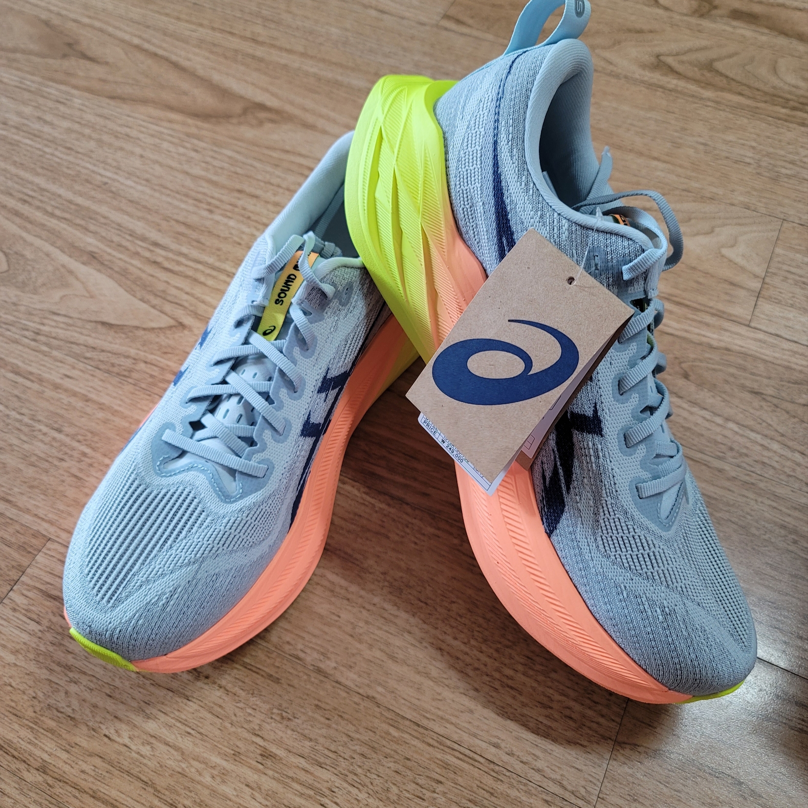 Asics Superblast 2 Paris Cool Grey Safety Yellow 착용 스타일